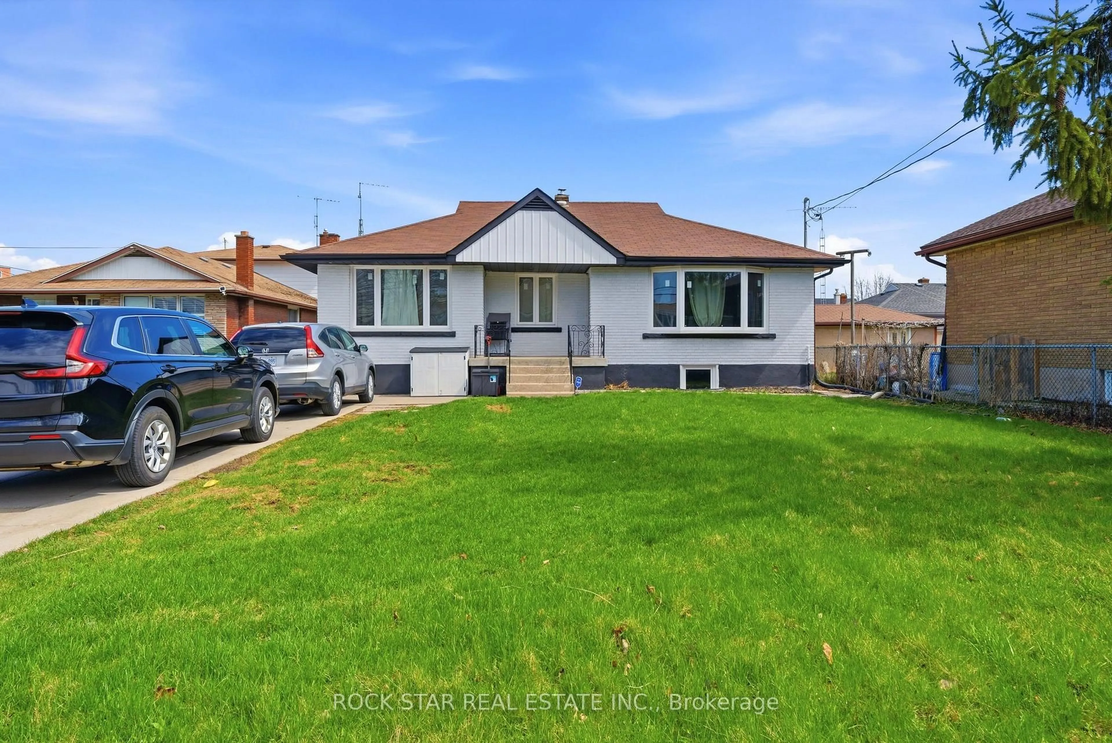 A pic from outside/outdoor area/front of a property/back of a property/a pic from drone, street for 250 Grantham Ave, St. Catharines Ontario L2M 4Z5