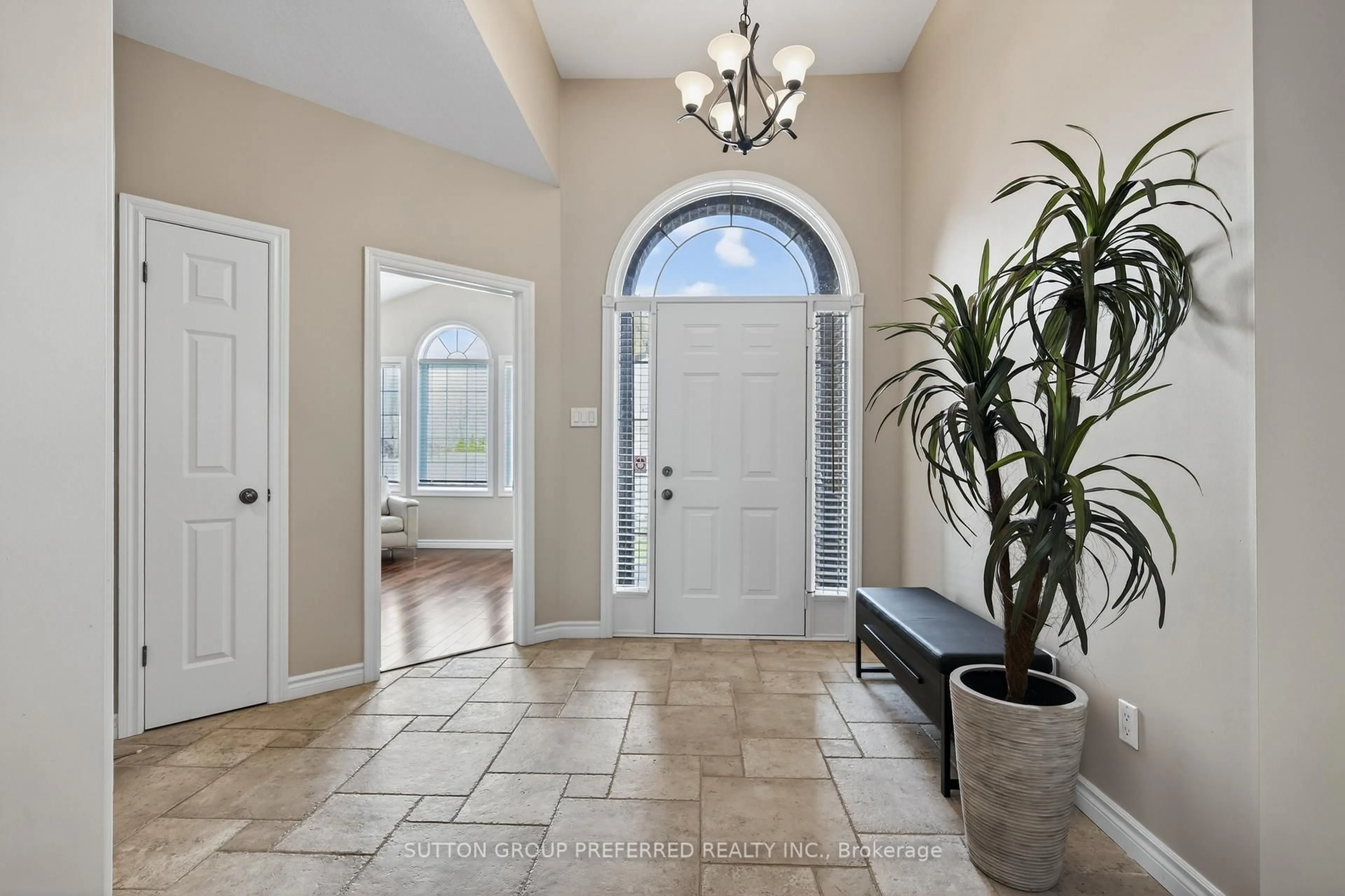 Indoor entryway for 22 Springfield Way, Middlesex Centre Ontario N0L 1R0