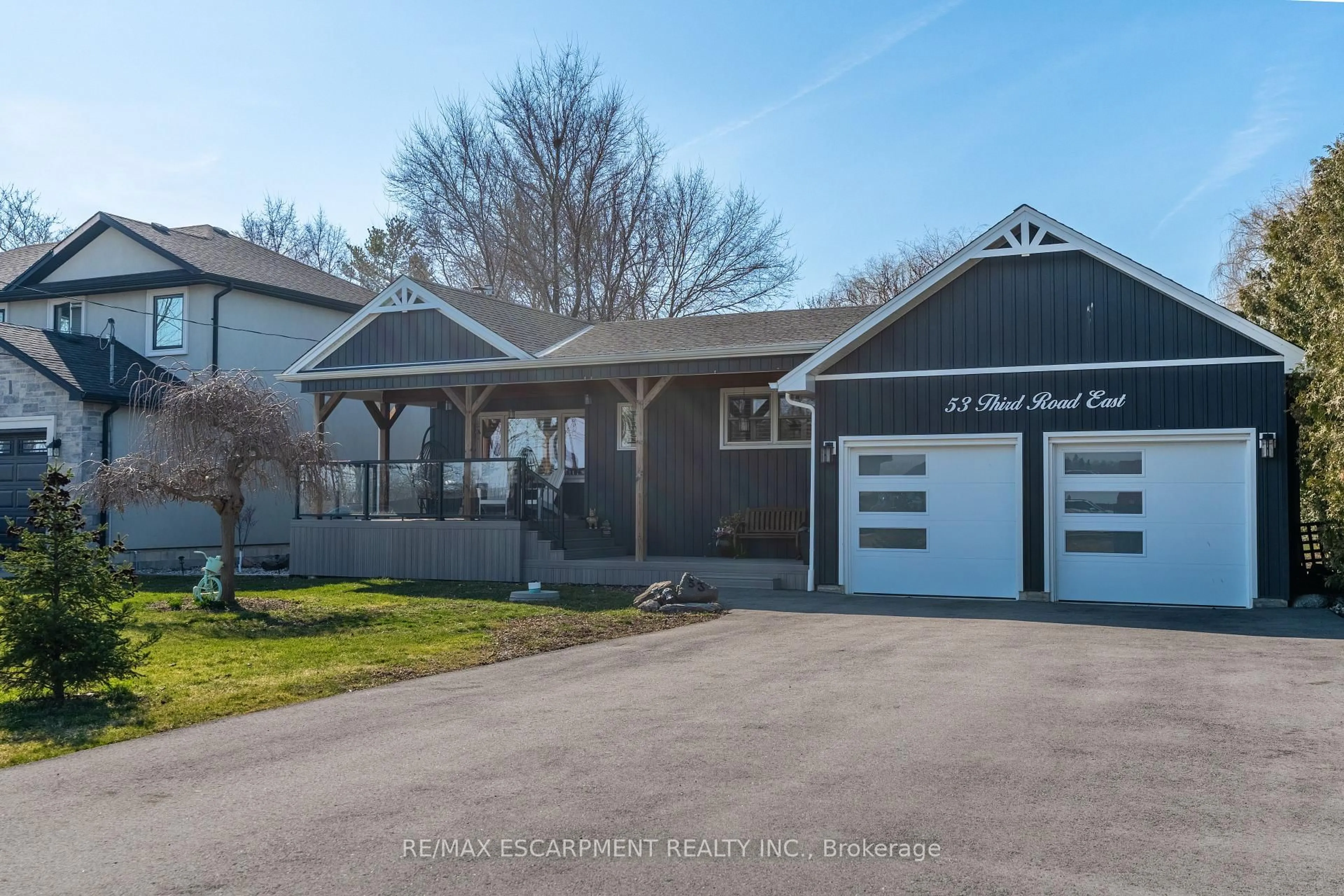 Home with vinyl exterior material, street for 53 Third Rd, Hamilton Ontario L8J 3J5