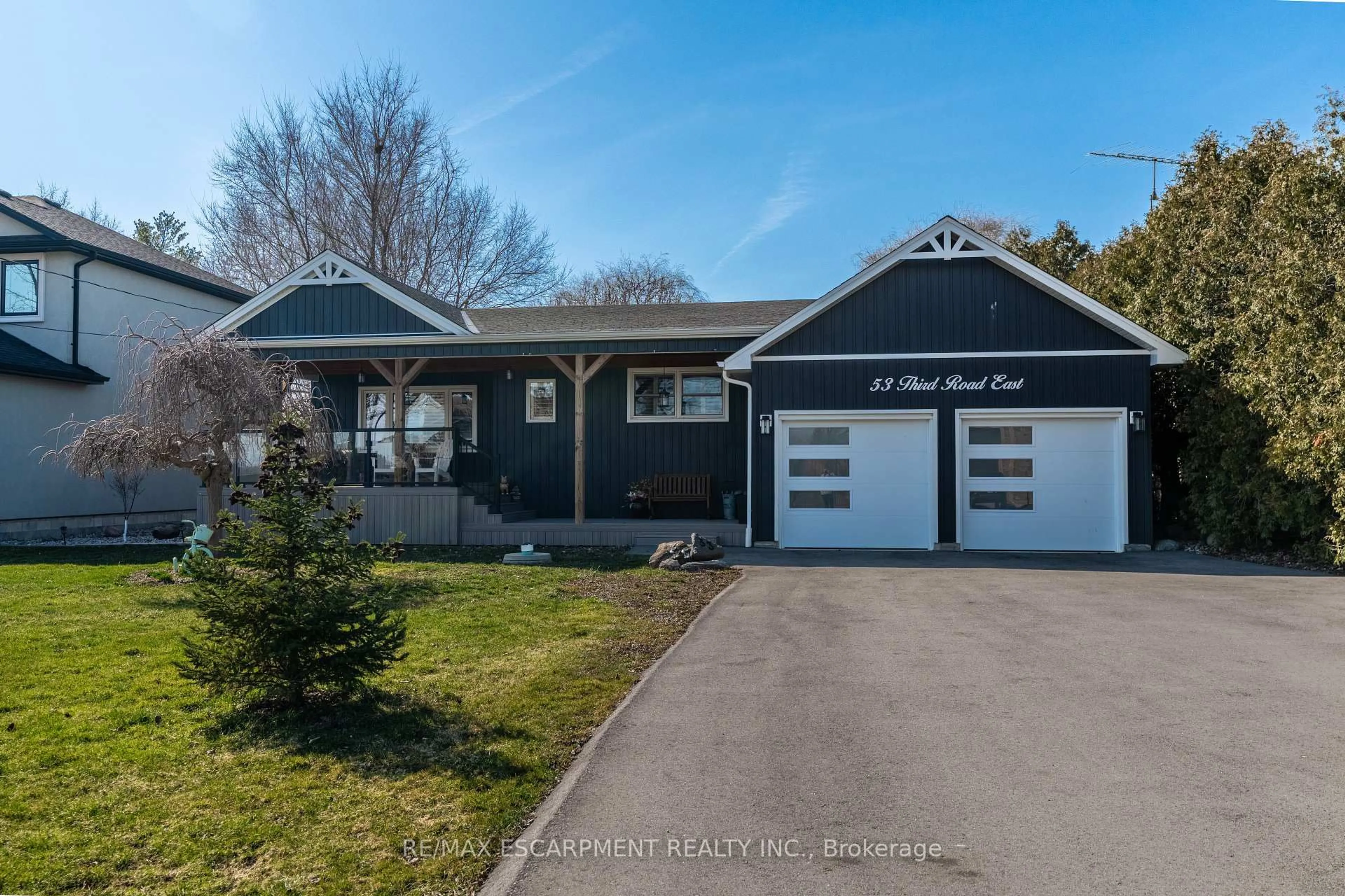 Home with vinyl exterior material, street for 53 Third Rd, Hamilton Ontario L8J 3J5