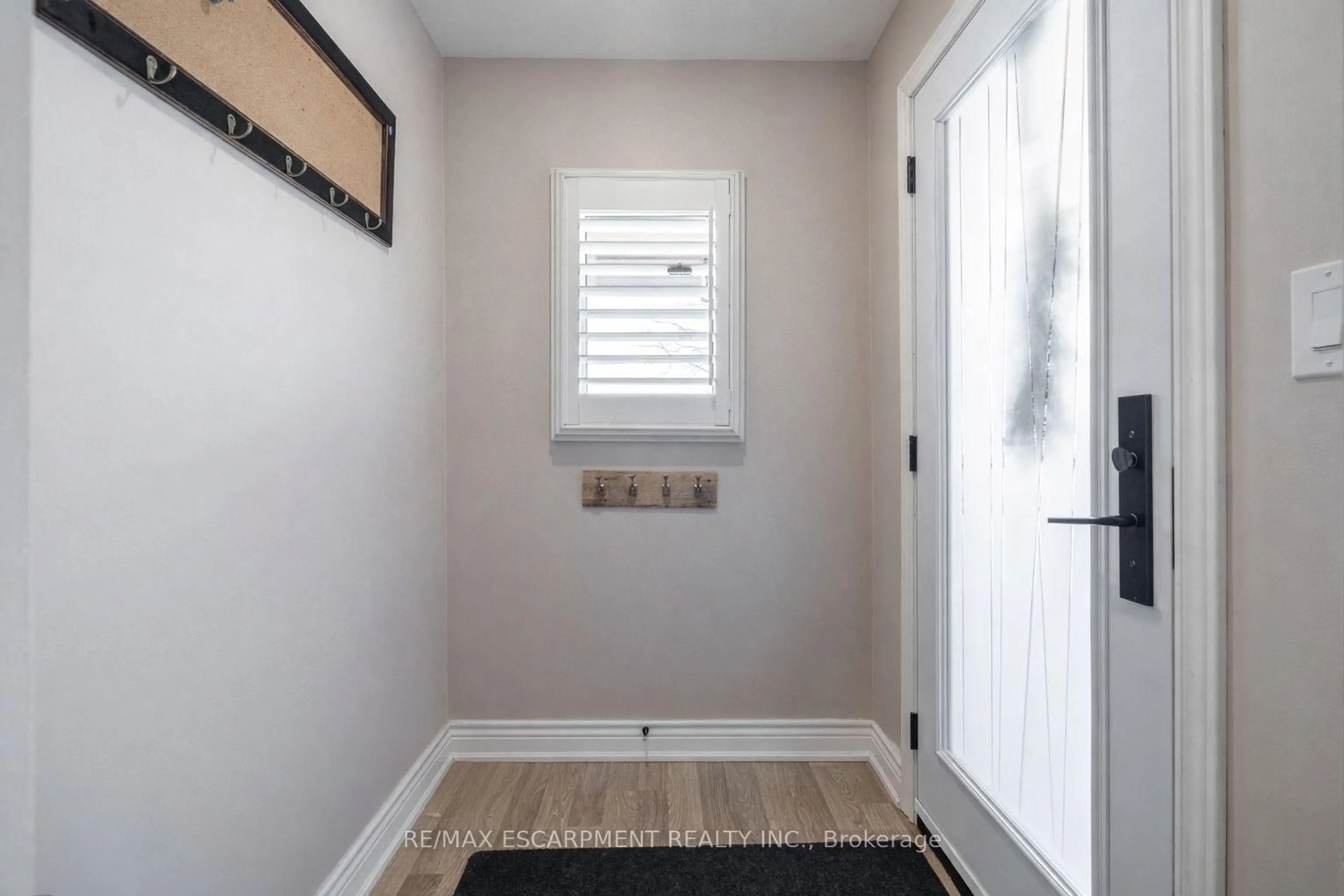 Indoor entryway for 53 Third Rd, Hamilton Ontario L8J 3J5