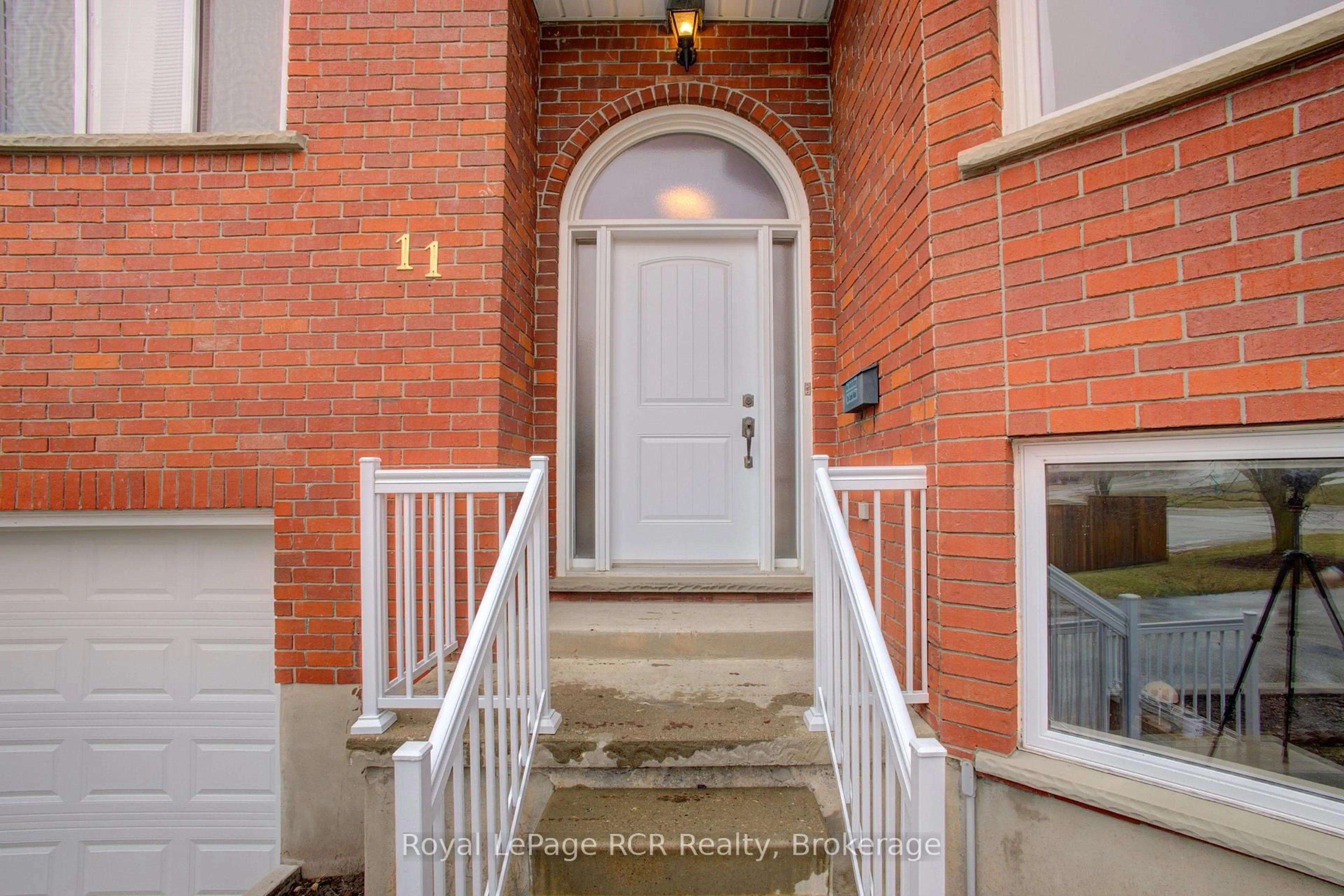 Indoor entryway for 11 Bonniewood Dr, Mapleton Ontario N0G 1P0