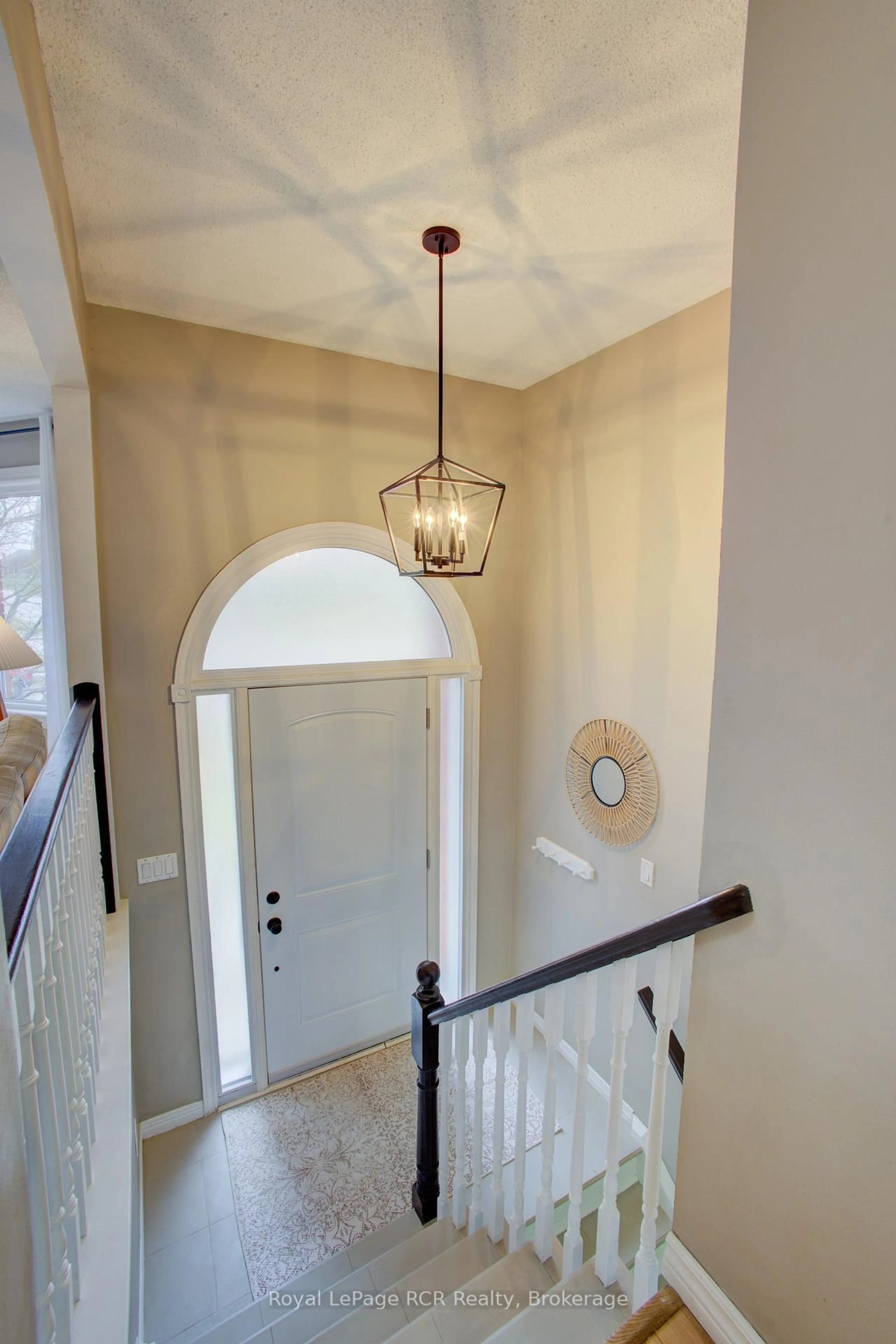 Indoor entryway for 11 Bonniewood Dr, Mapleton Ontario N0G 1P0