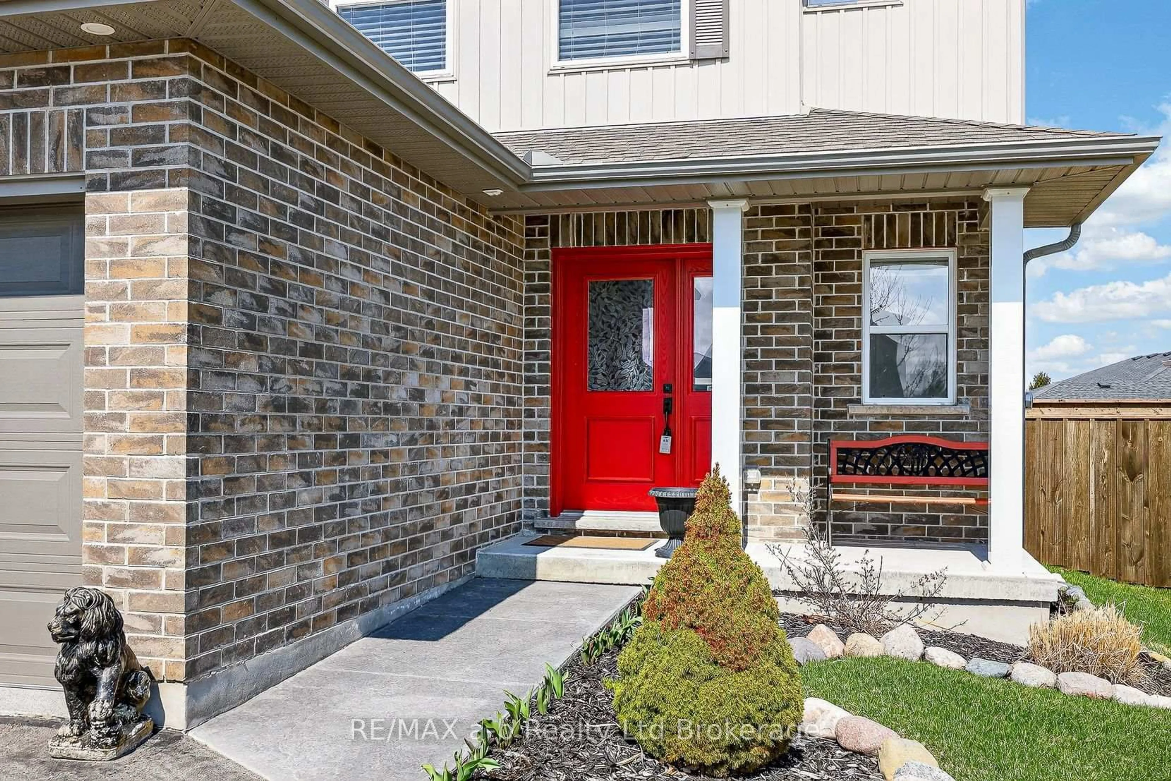 Indoor entryway for 30 Tartan Dr, Zorra Ontario N0J 1J0