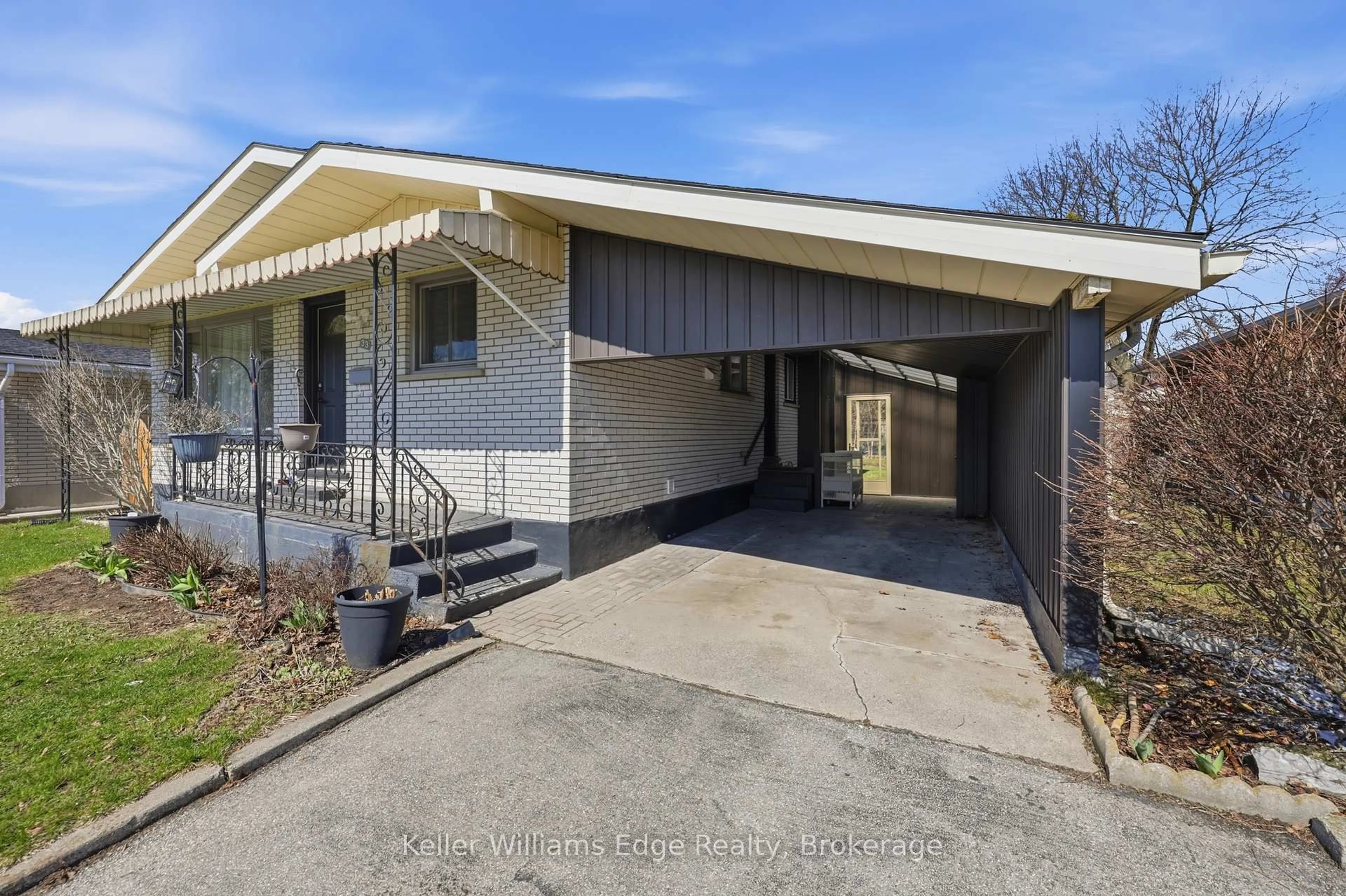 A pic from outside/outdoor area/front of a property/back of a property/a pic from drone, street for 33 Buckingham St, Brantford Ontario N3R 3A9