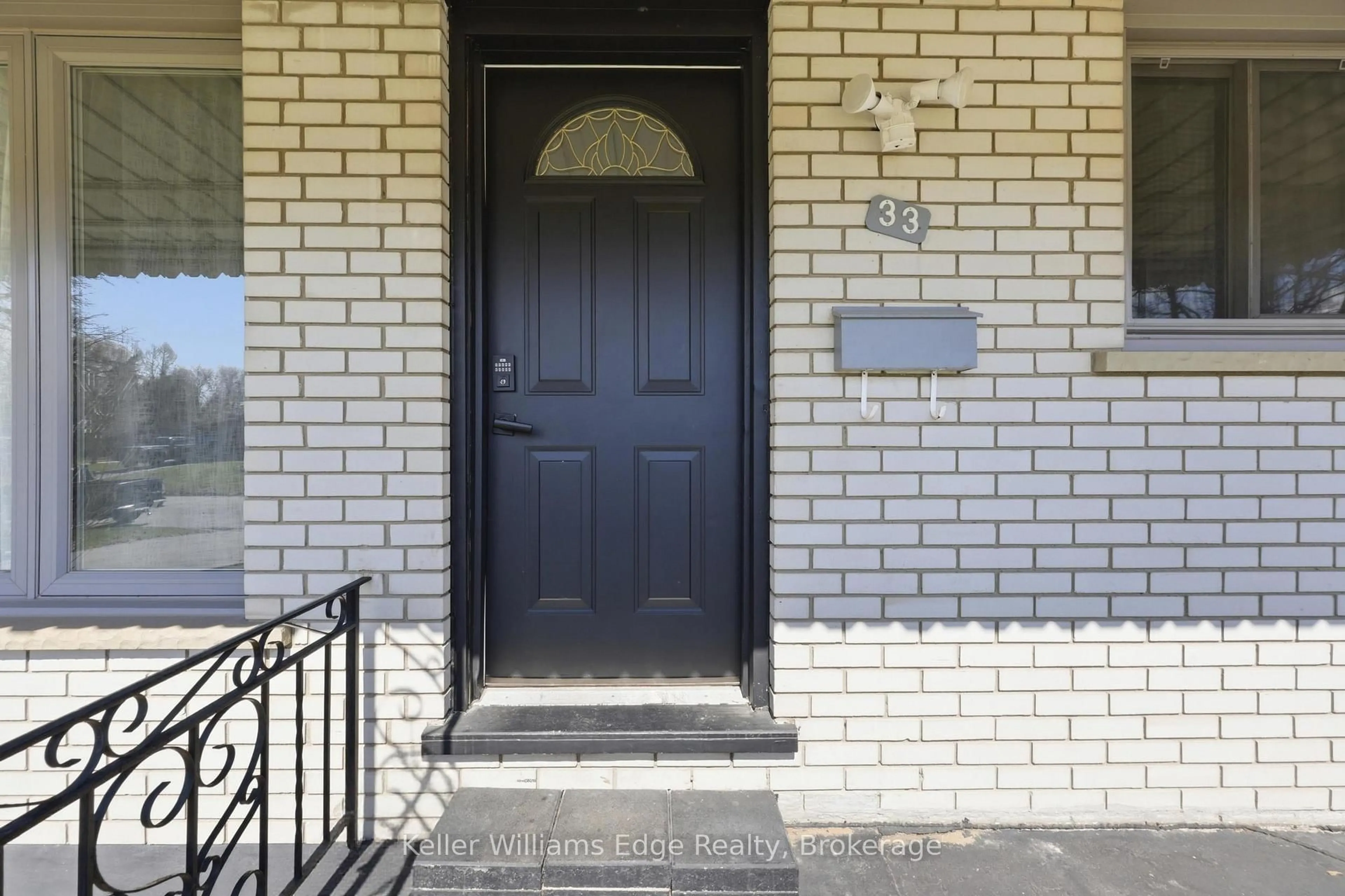 Unknown for 33 Buckingham St, Brantford Ontario N3R 3A9