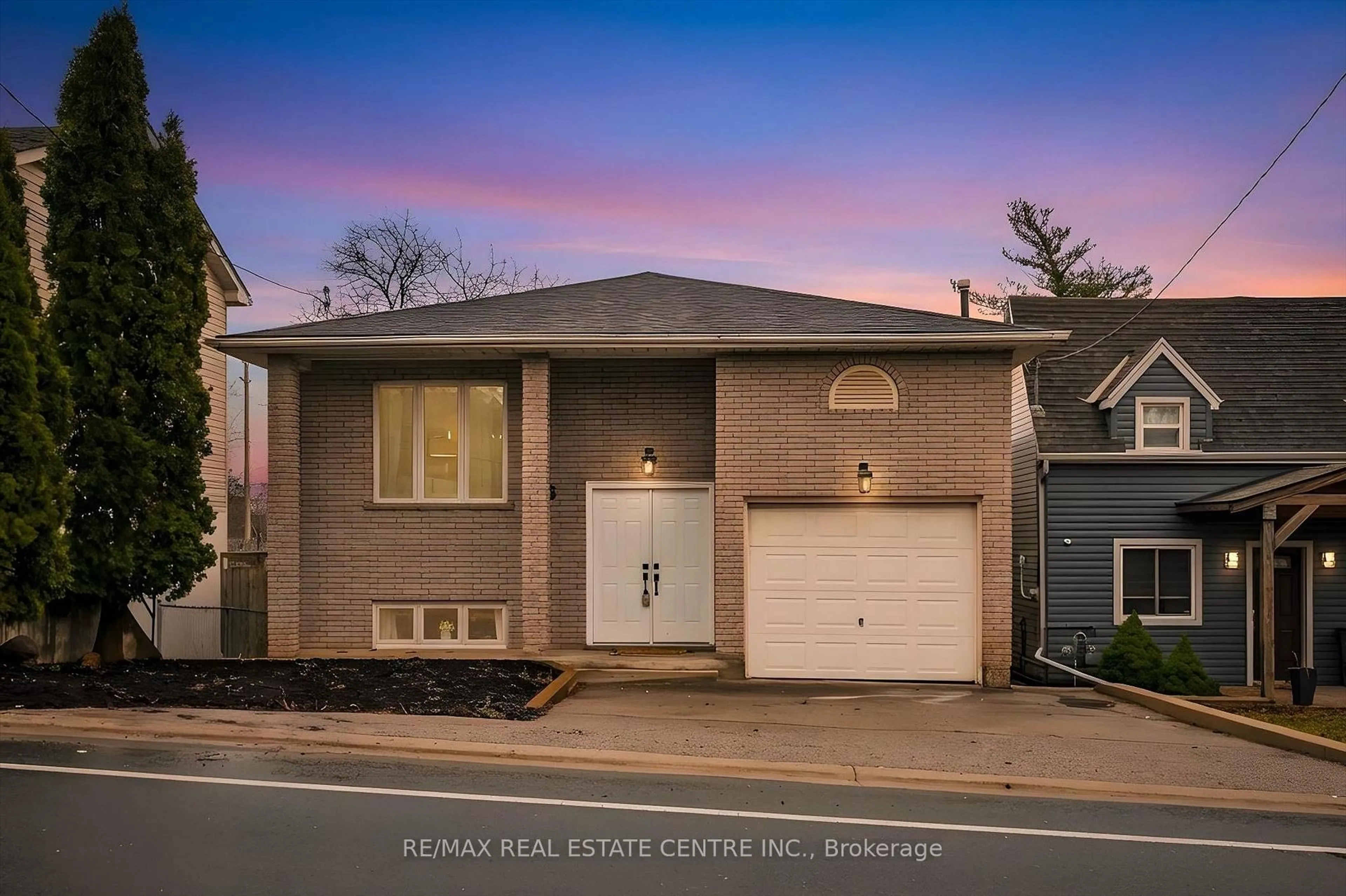 Home with brick exterior material, street for 18 Avenue Rd, Cambridge Ontario N1R 1B7