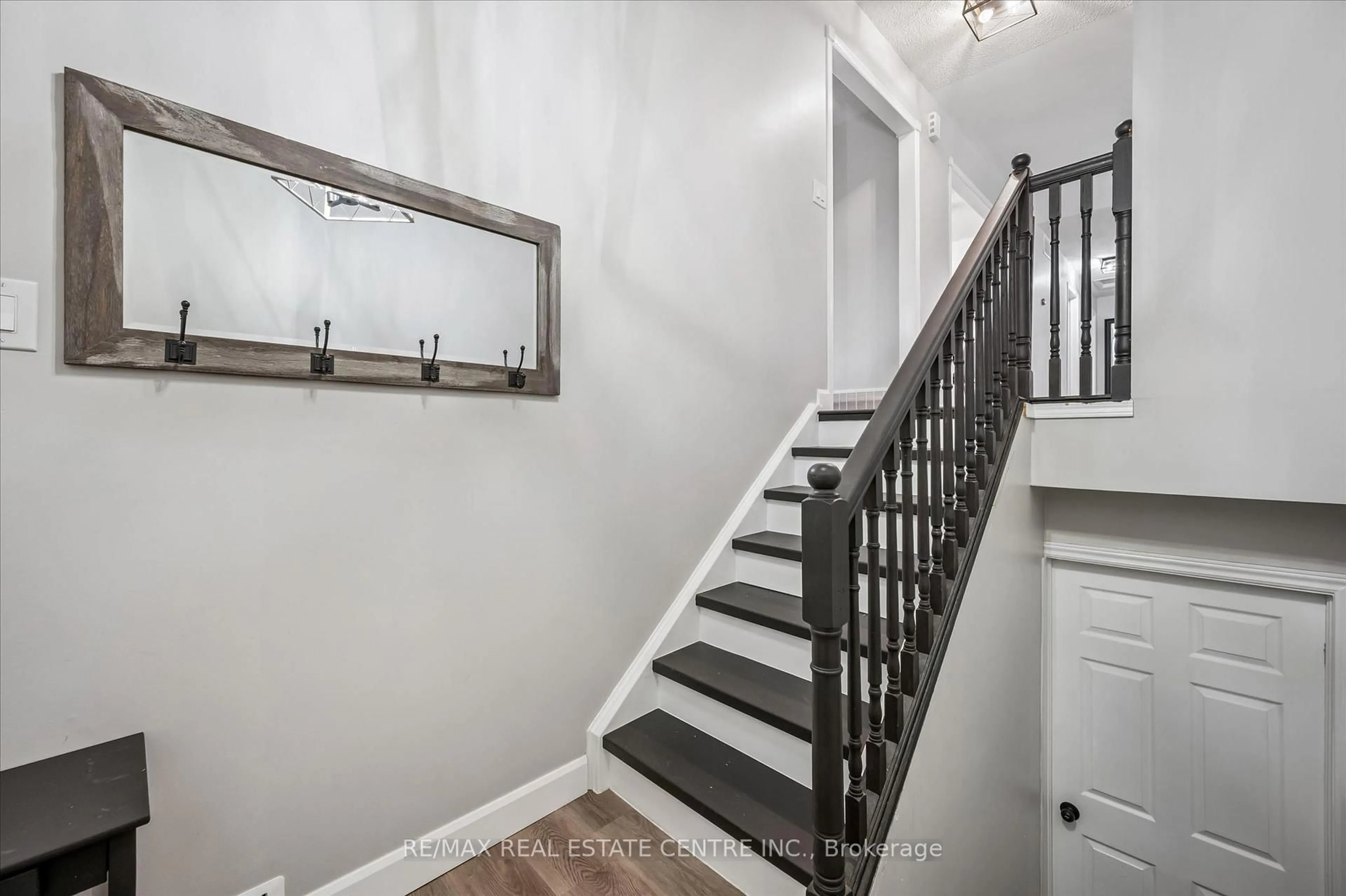 Stairs for 18 Avenue Rd, Cambridge Ontario N1R 1B7