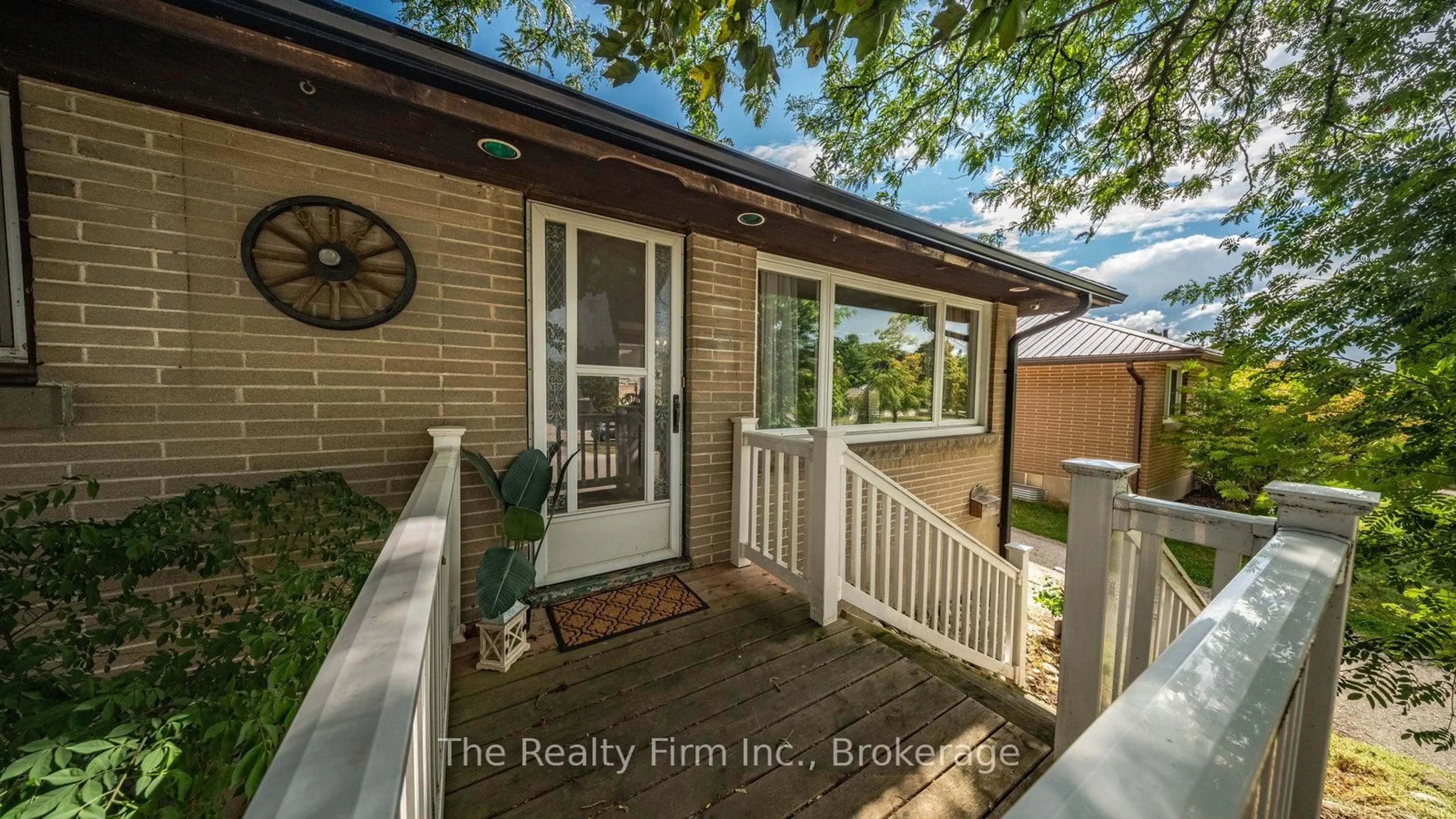 A pic from outside/outdoor area/front of a property/back of a property/a pic from drone, street for 912 Alice St, Woodstock Ontario N4S 2J6