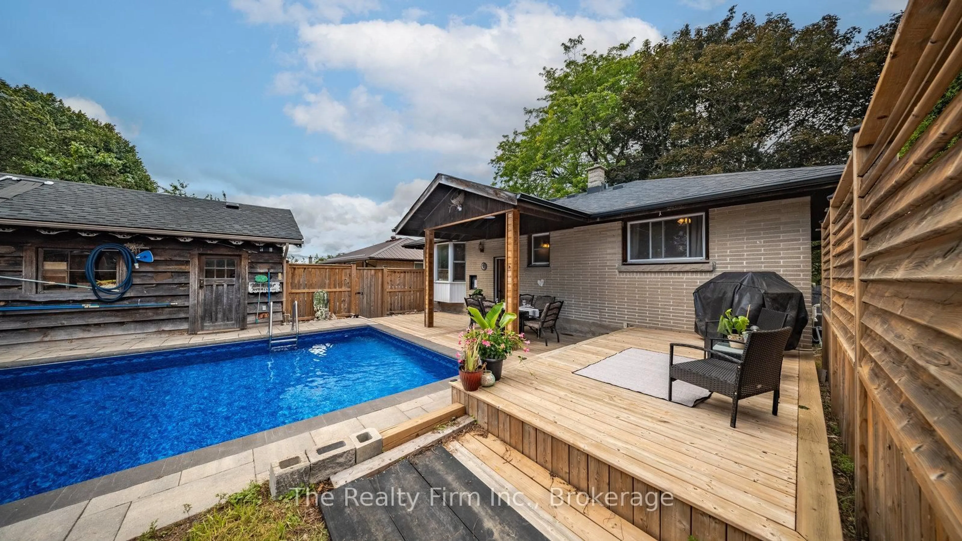 A pic from outside/outdoor area/front of a property/back of a property/a pic from drone, water/lake/river/ocean view for 912 Alice St, Woodstock Ontario N4S 2J6