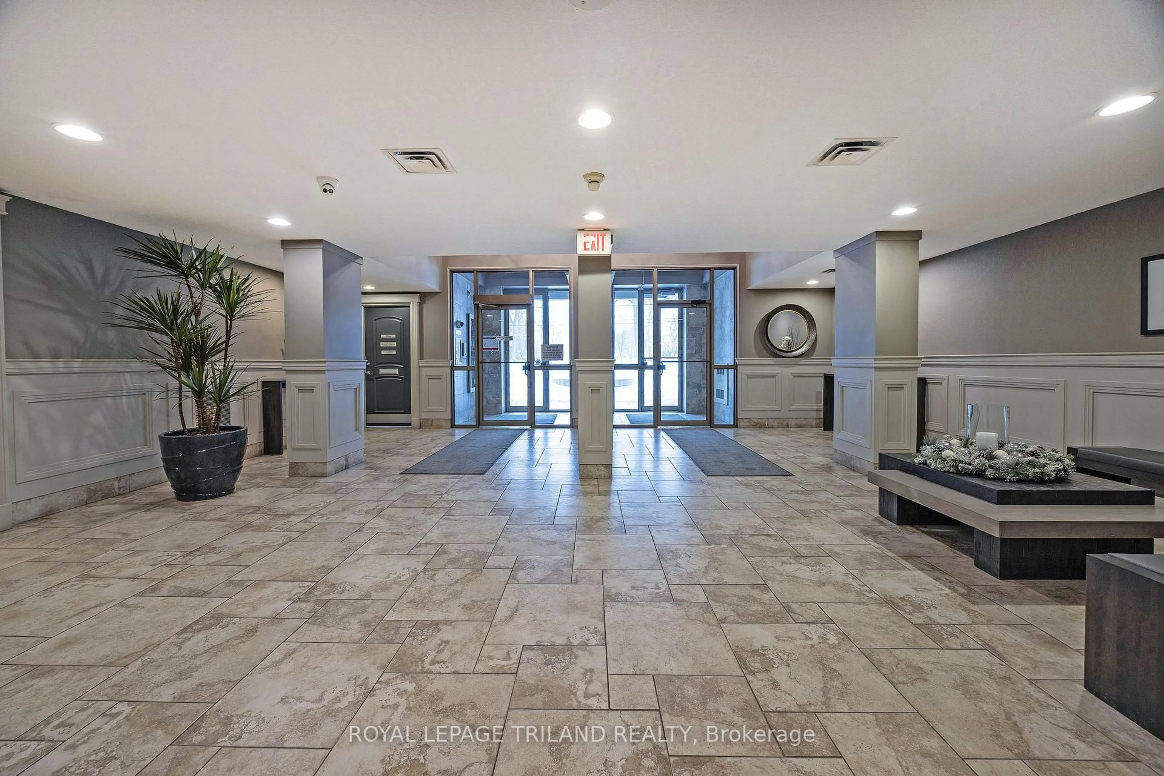 Lobby for 250 Pall Mall St #1202, London East Ontario N6A 6K3