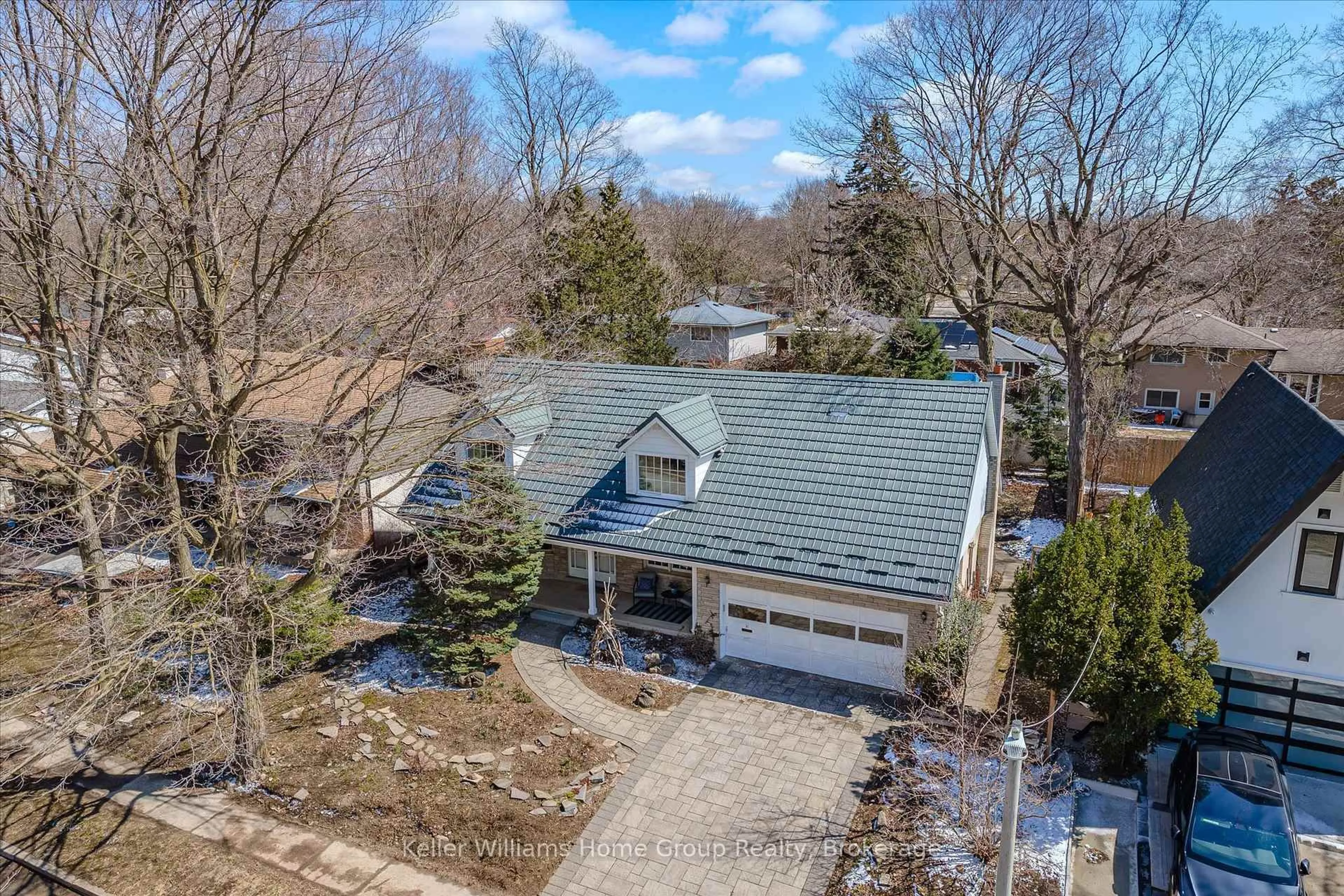 A pic from outside/outdoor area/front of a property/back of a property/a pic from drone, water/lake/river/ocean view for 21 Honey Cres, Guelph Ontario N1G 1A4