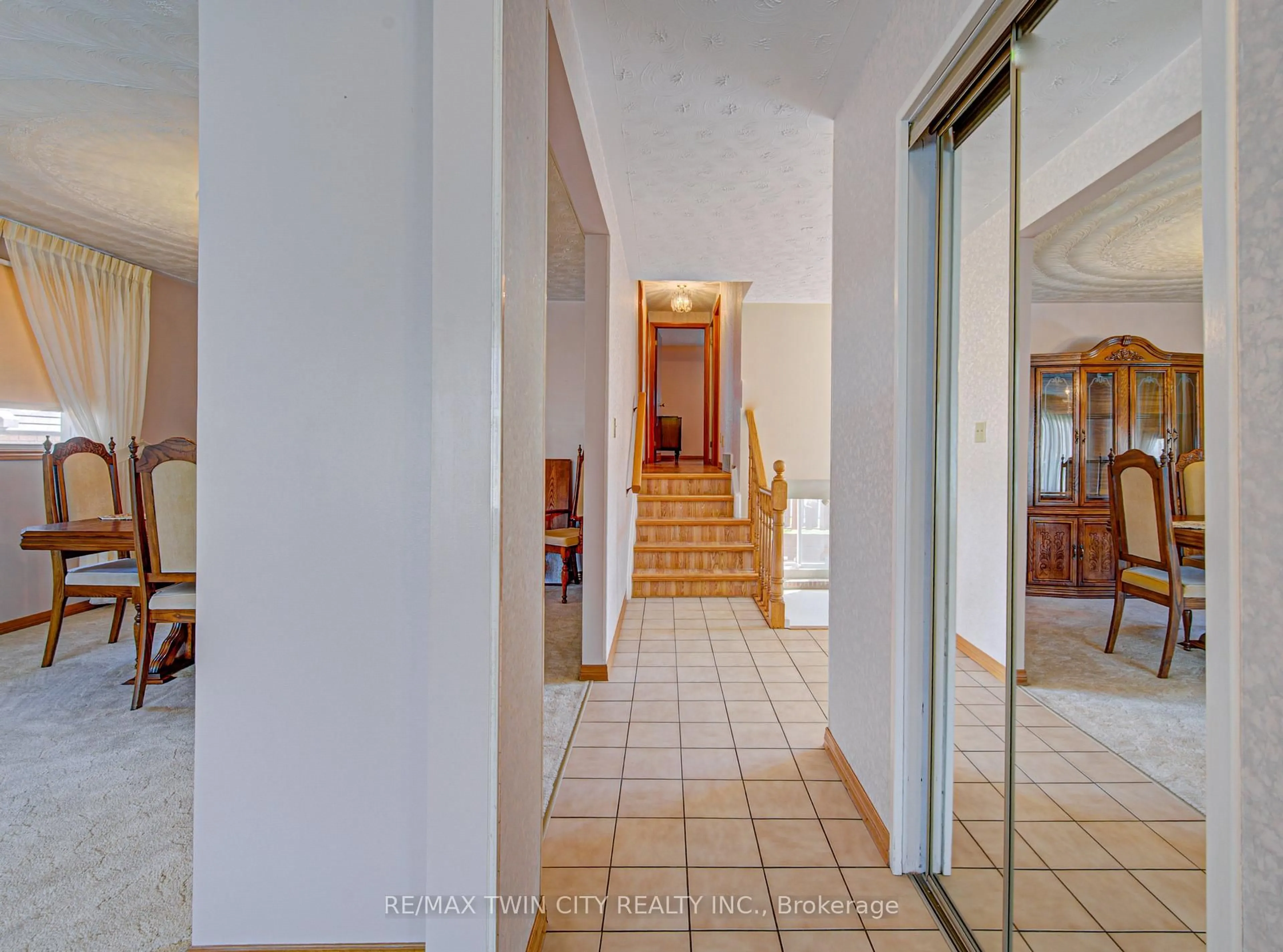 Indoor foyer for 43 Quaiser St, Kitchener Ontario N2A 3P8