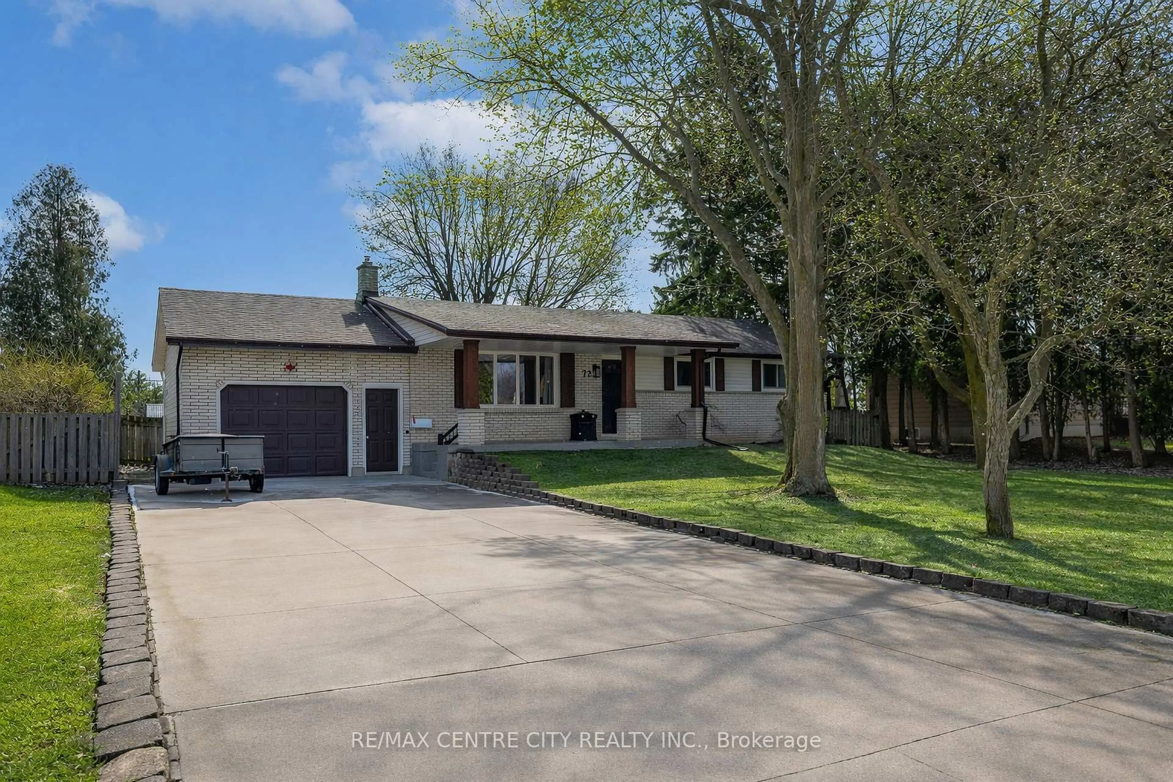 A pic from outside/outdoor area/front of a property/back of a property/a pic from drone, street for 72 Elmwood Ave, St. Thomas Ontario N5R 4Z7