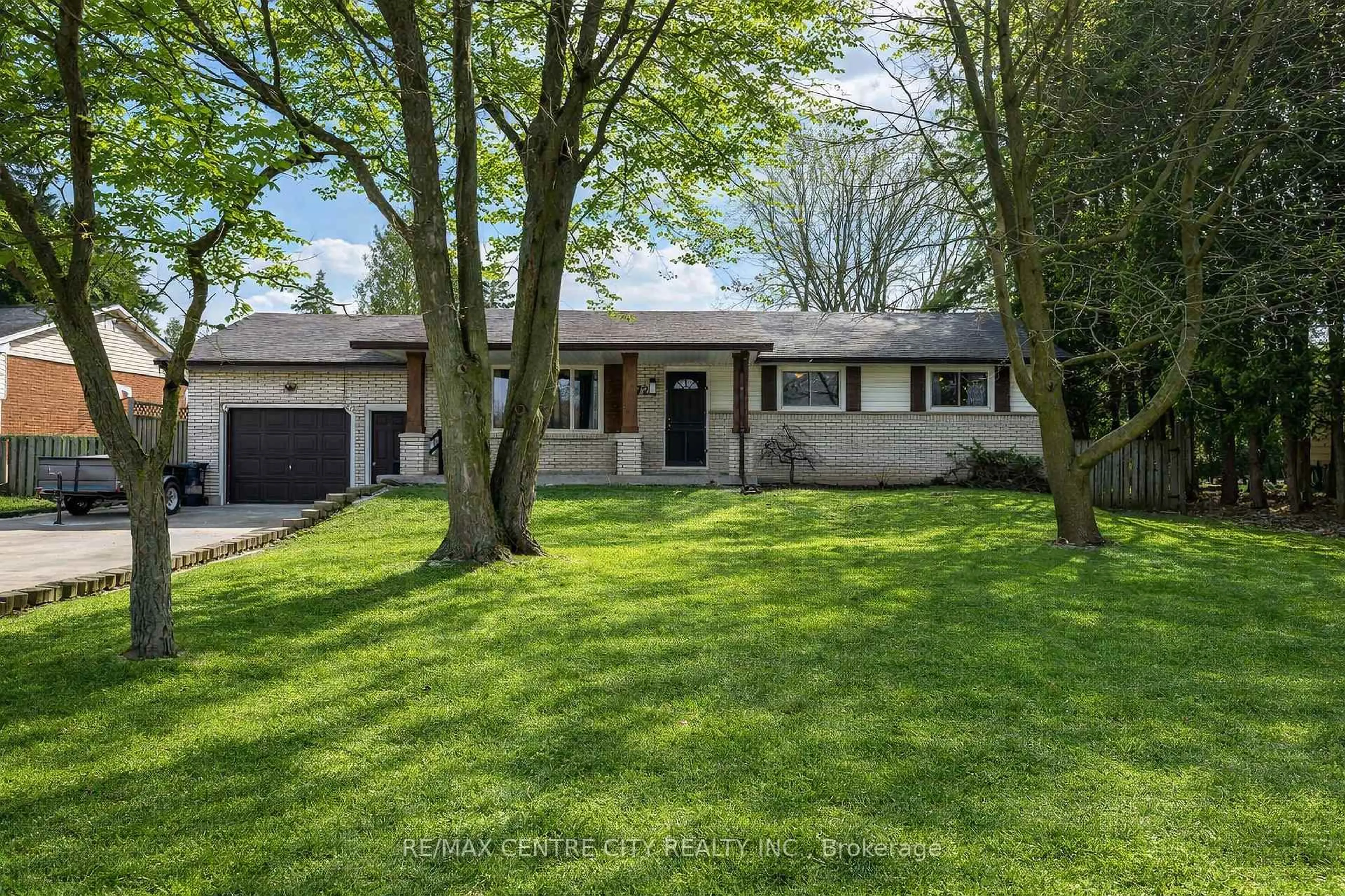 Home with vinyl exterior material, street for 72 Elmwood Ave, St. Thomas Ontario N5R 4Z7