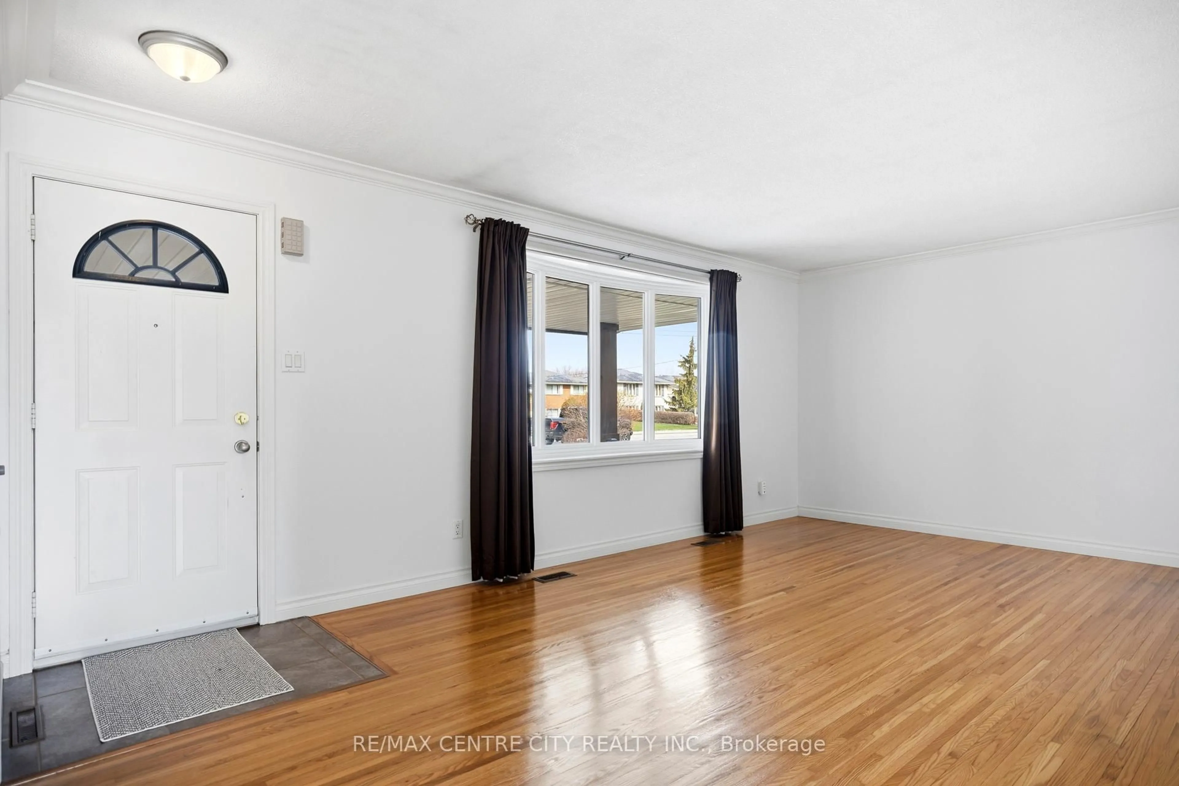 A pic of a room for 72 Elmwood Ave, St. Thomas Ontario N5R 4Z7