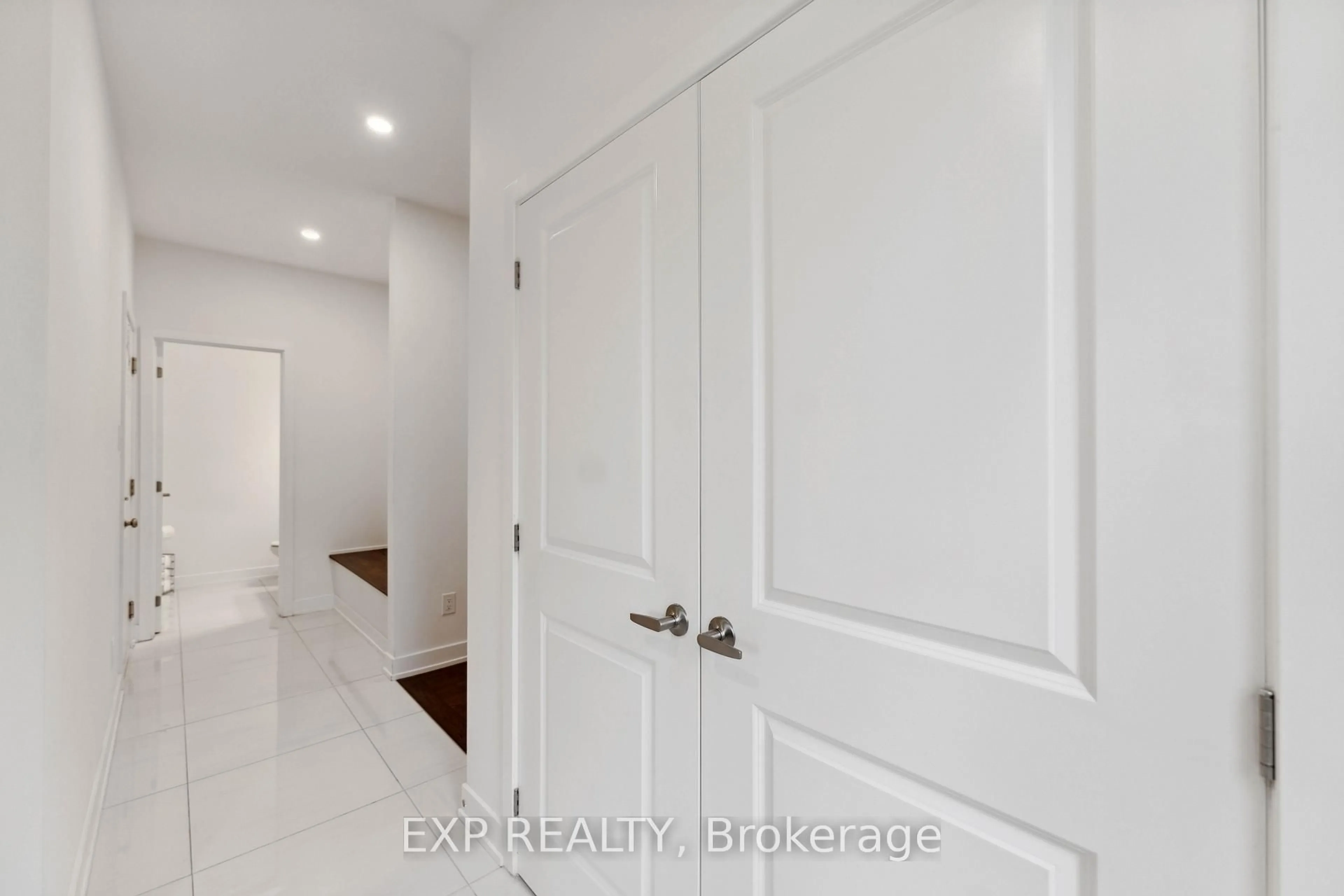 Indoor entryway for 748 OVATION Grve, Ottawa Ontario K1T 0X6