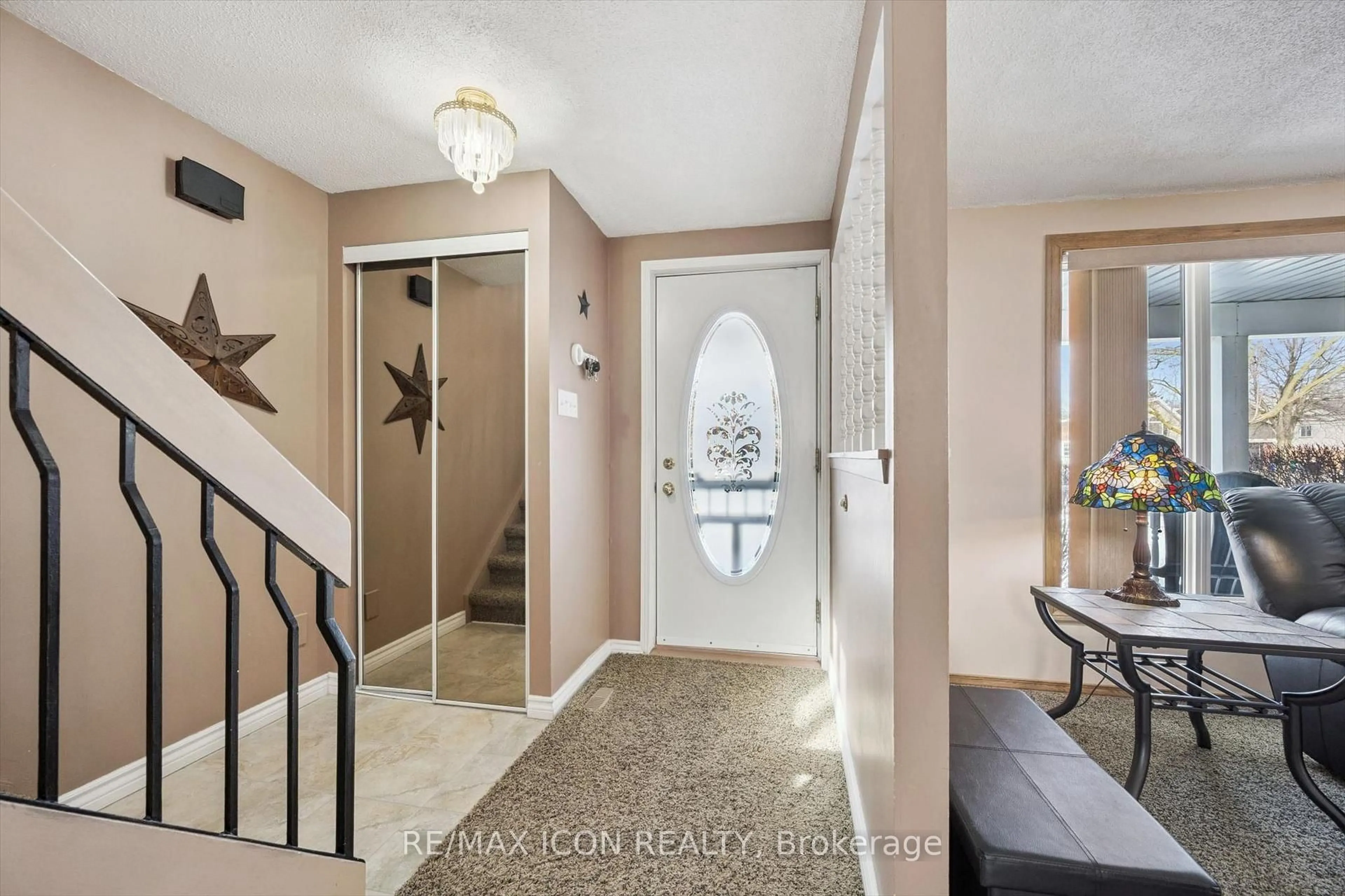 Indoor entryway for 128 Westheights Dr, Kitchener Ontario N2N 1J9