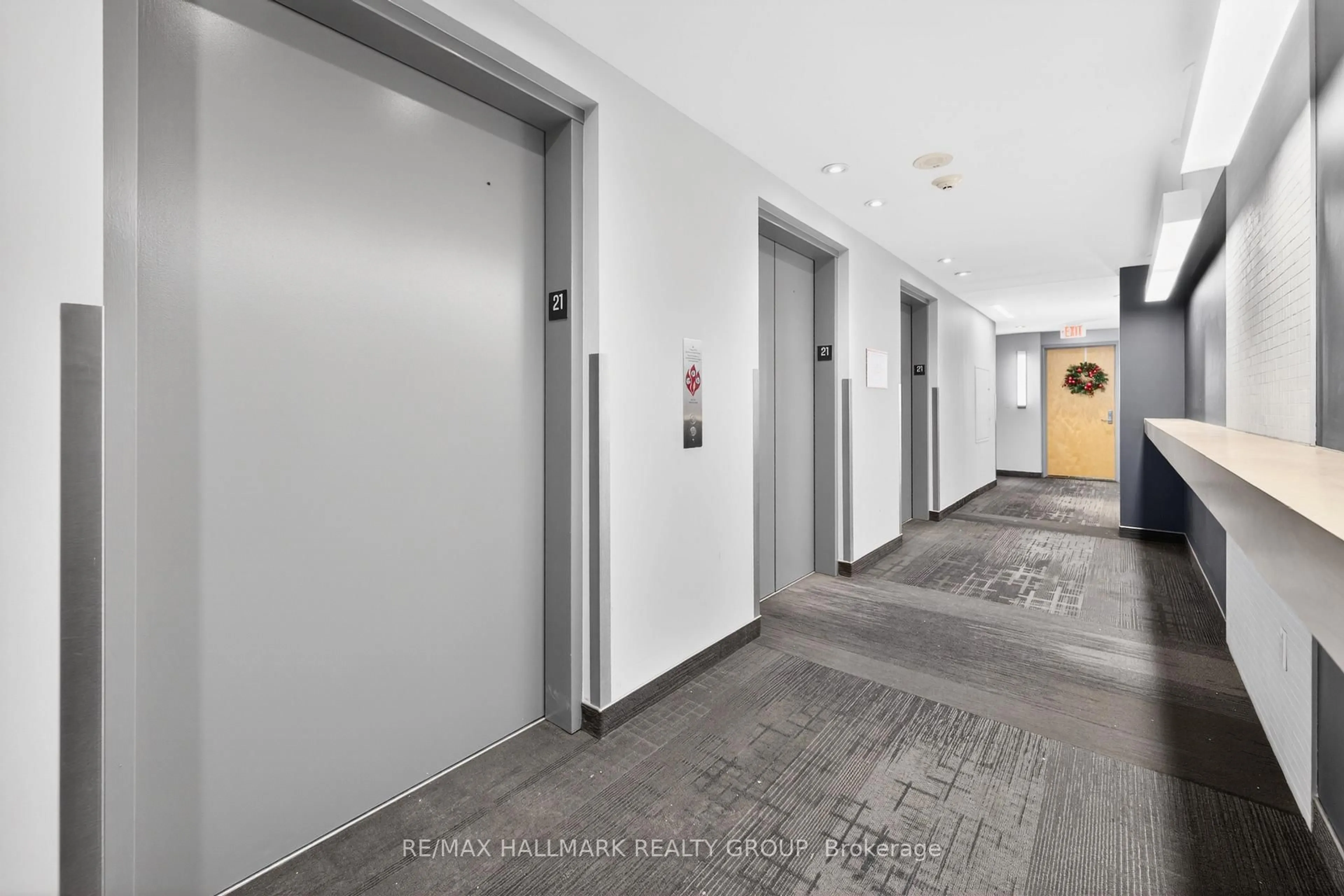 Indoor foyer for 179 Metcalfe St #2104, Ottawa Ontario K2P 1P7