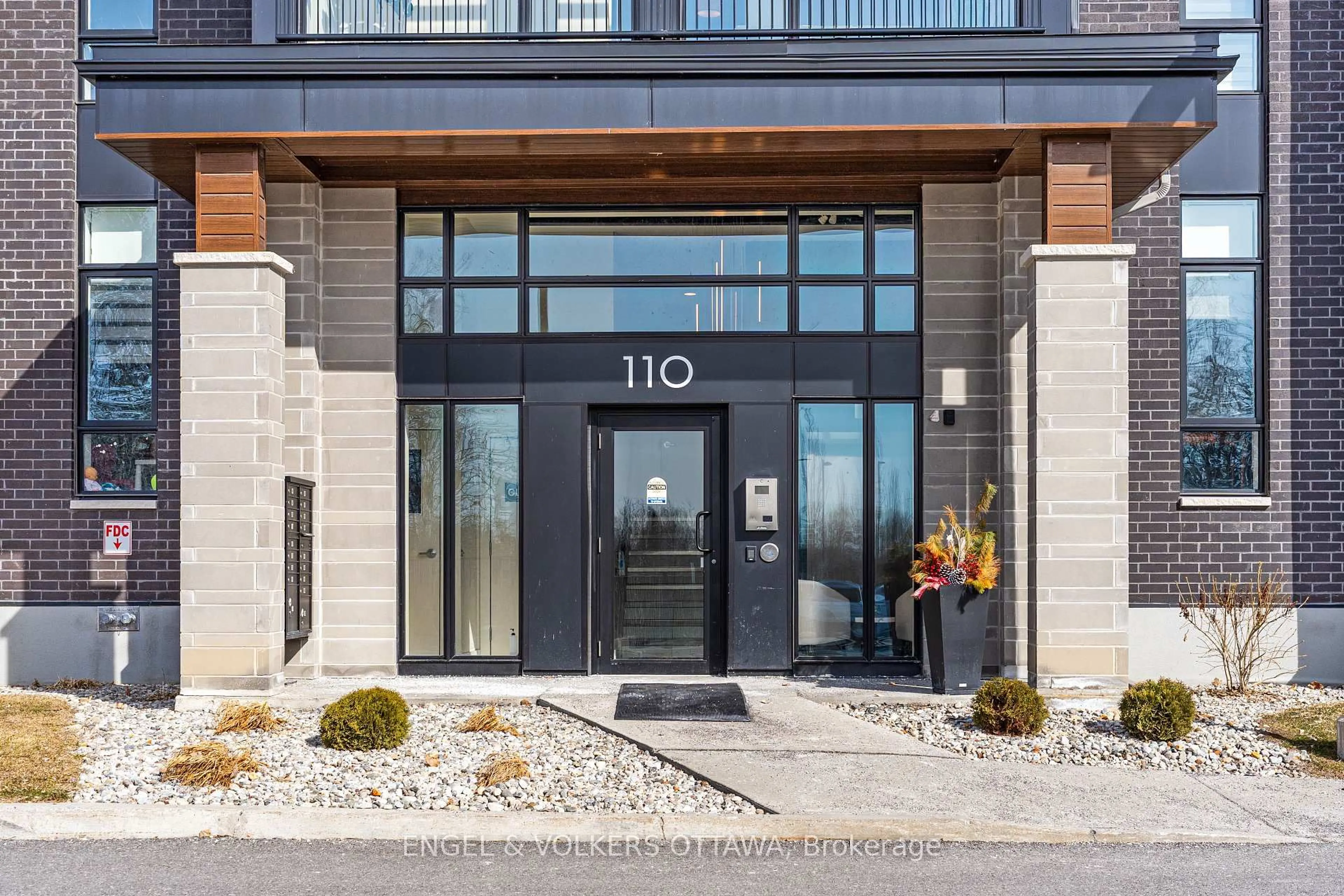 Indoor entryway for 110 Cortile Private #402, Ottawa Ontario K1V 2S8