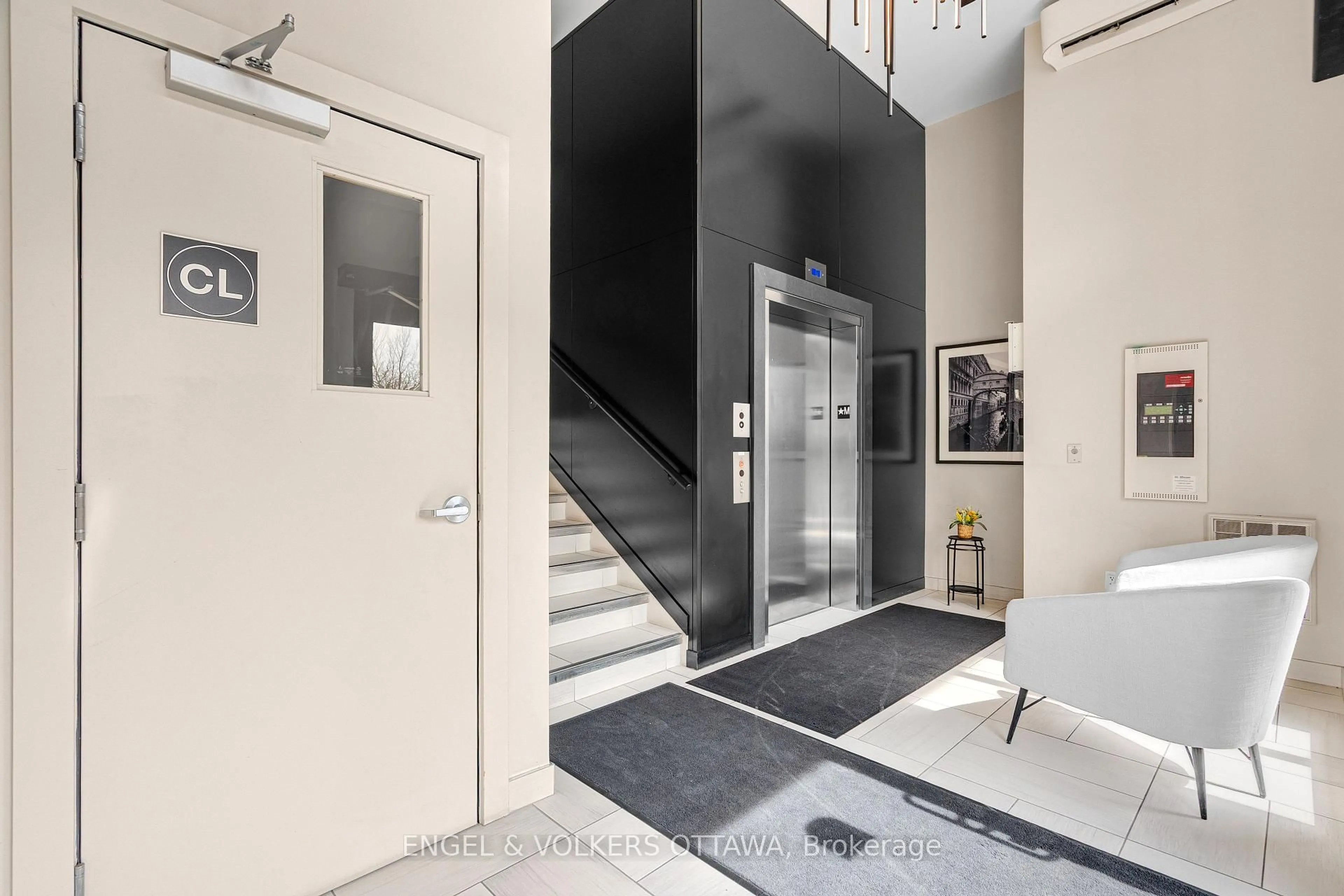 Indoor foyer for 110 Cortile Private #402, Ottawa Ontario K1V 2S8