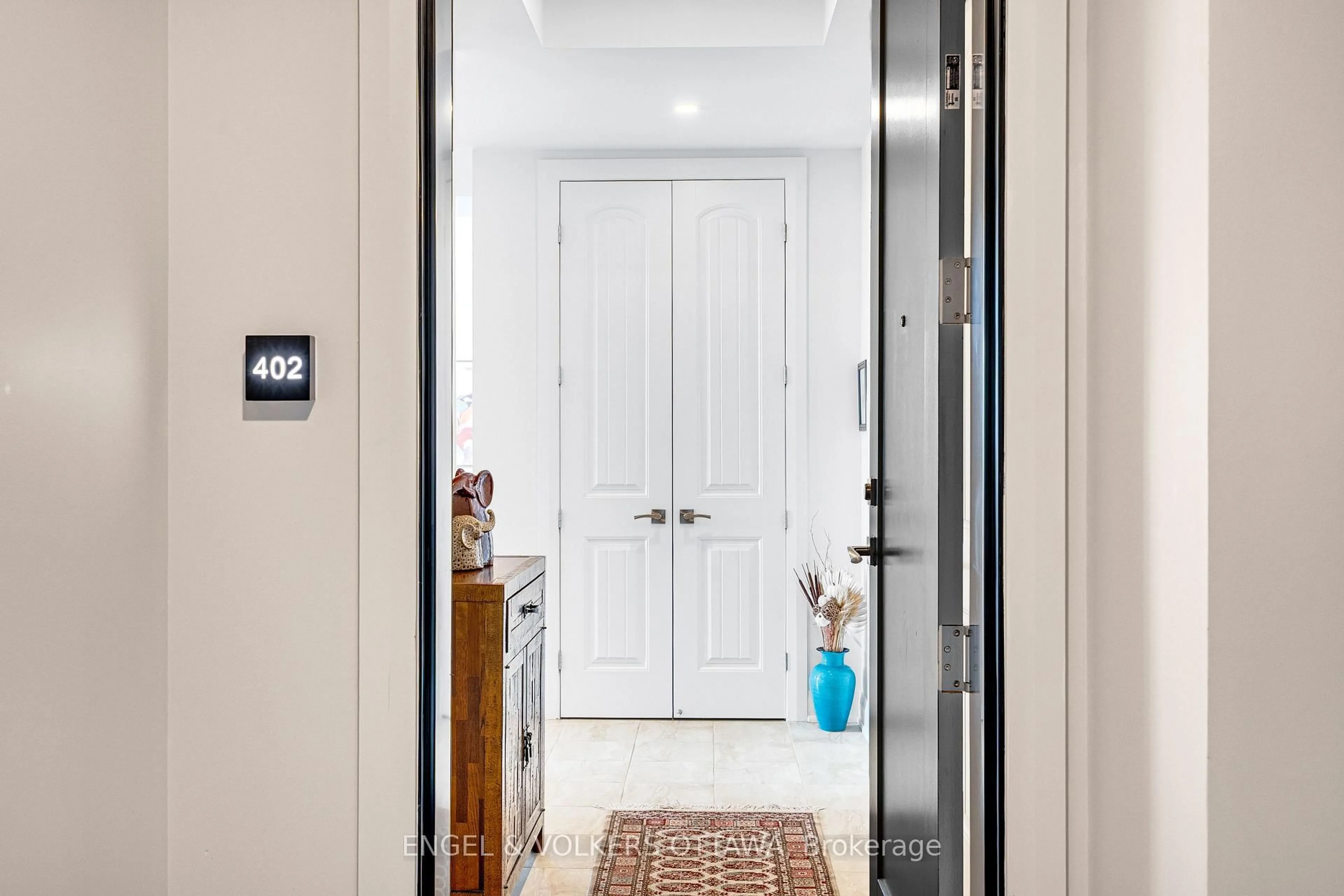 Indoor entryway for 110 Cortile Private #402, Ottawa Ontario K1V 2S8