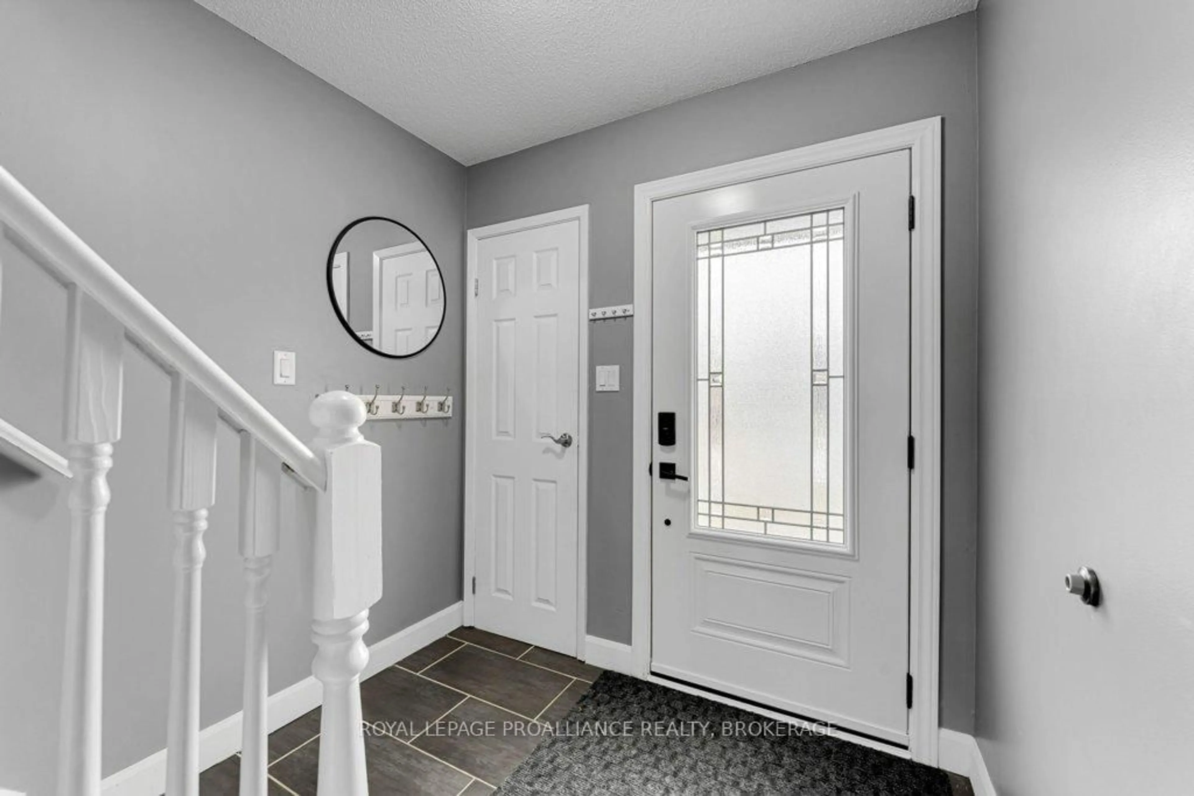 Indoor entryway for 1079 Basswood Pl, Kingston Ontario K7P 1K4
