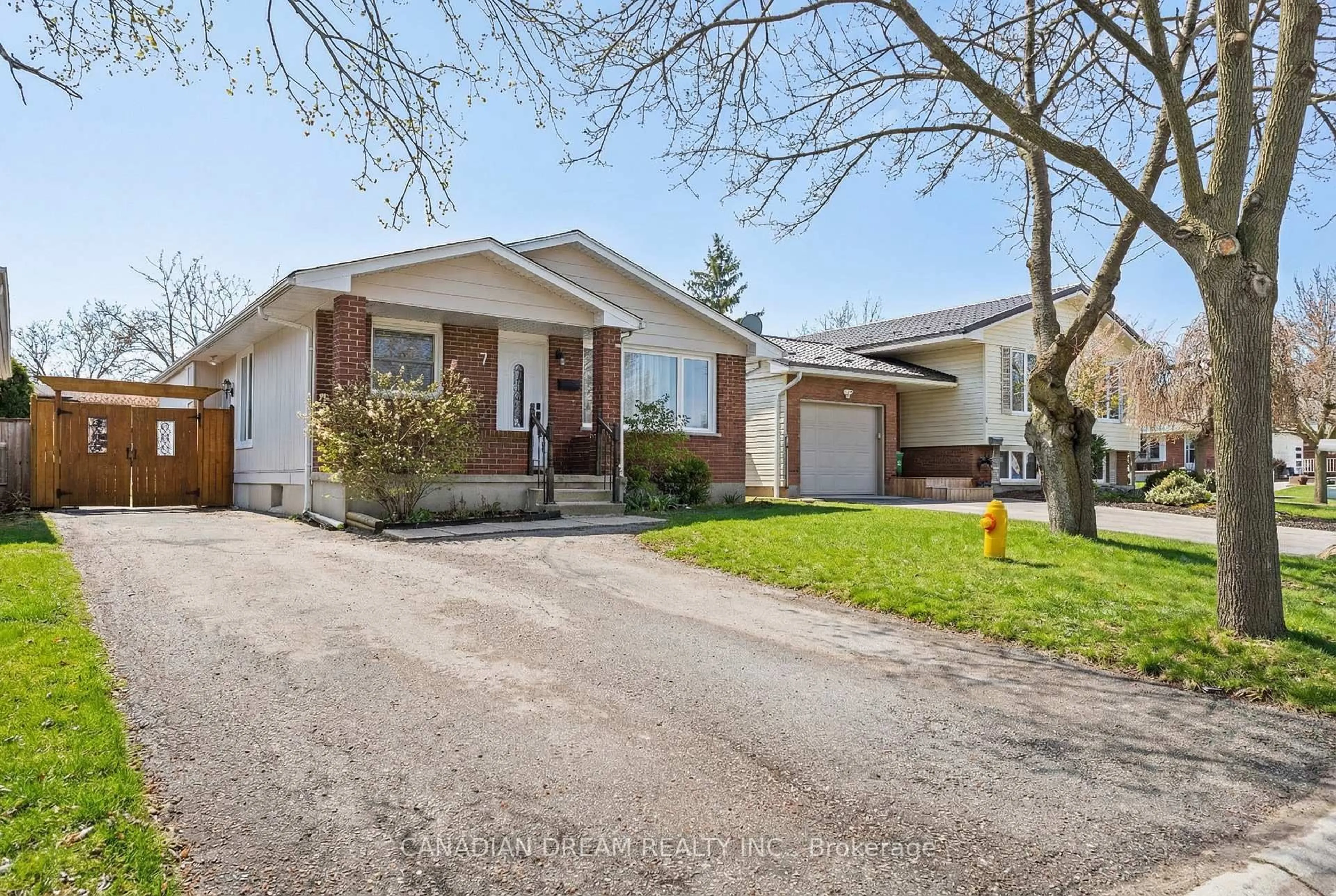 Home with vinyl exterior material, street for 7 Poplar Cres, London South Ontario N6E 2N3