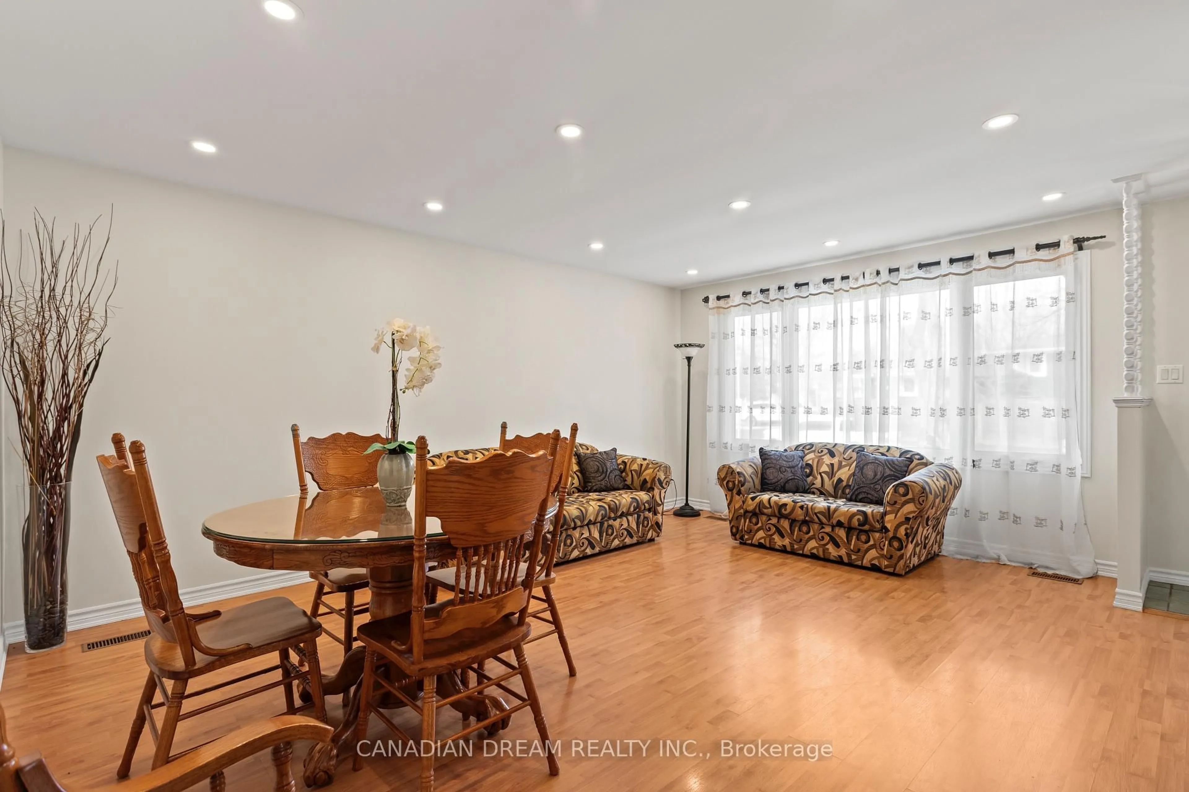 Living room with furniture, wood/laminate floor for 7 Poplar Cres, London South Ontario N6E 2N3