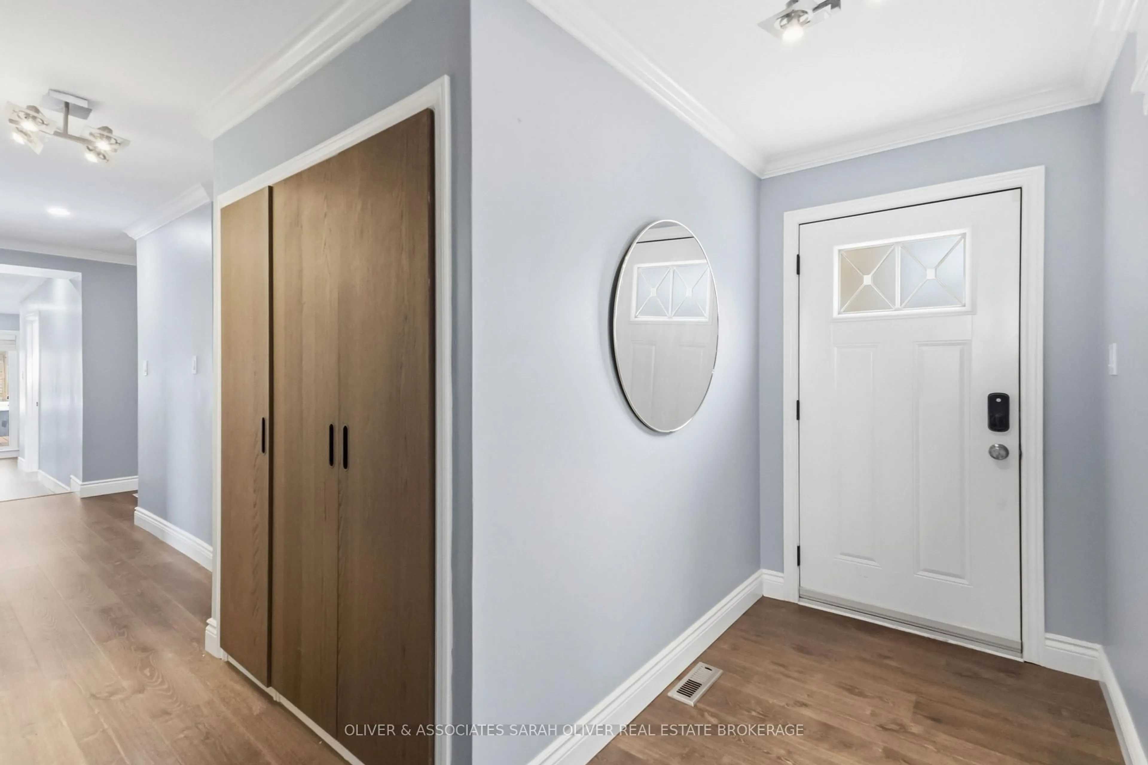 Indoor entryway for 30 Sandalwood Cres, London North Ontario N6G 2Z7