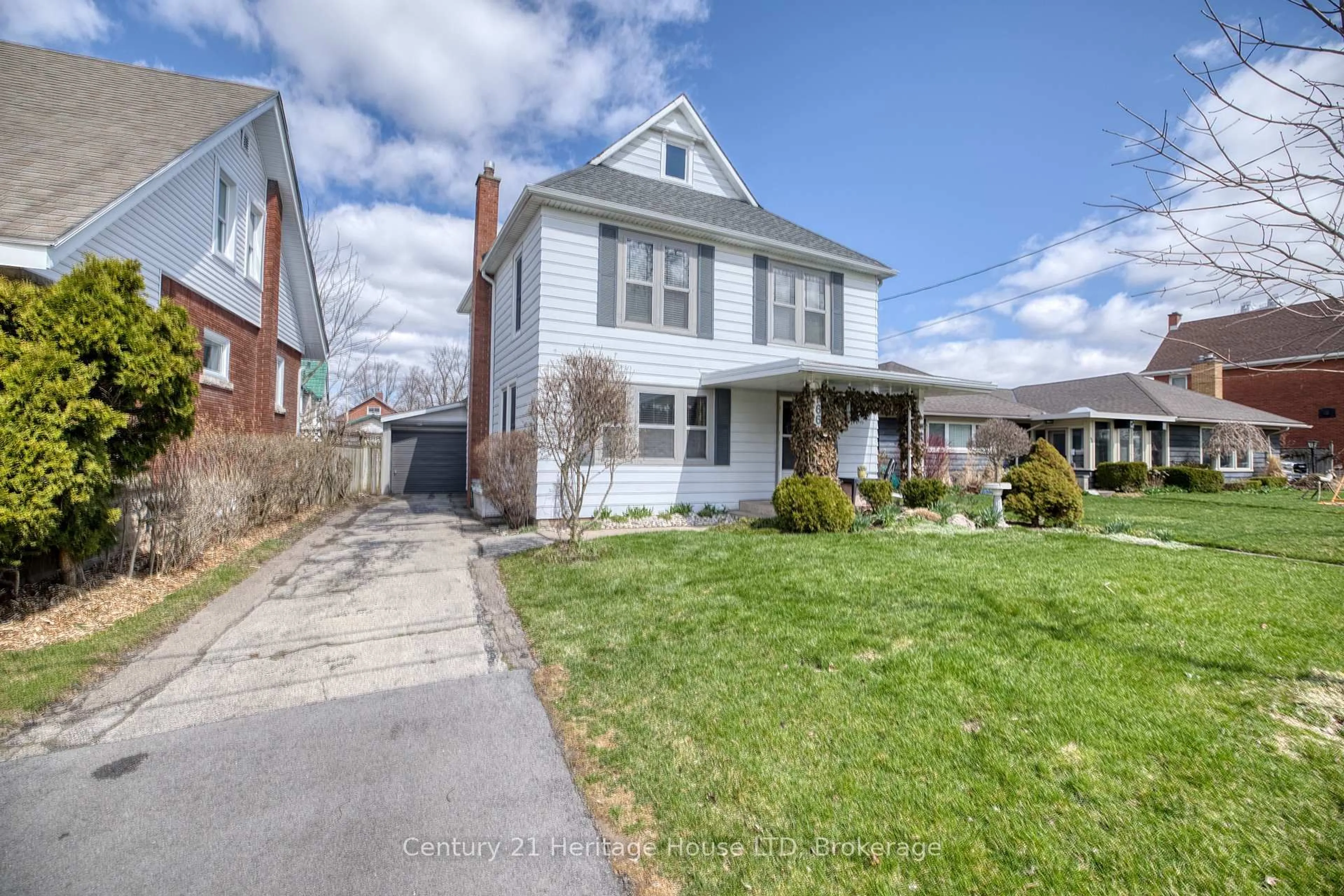 A pic from outside/outdoor area/front of a property/back of a property/a pic from drone, street for 66 Bald St, Welland Ontario L3C 5B9