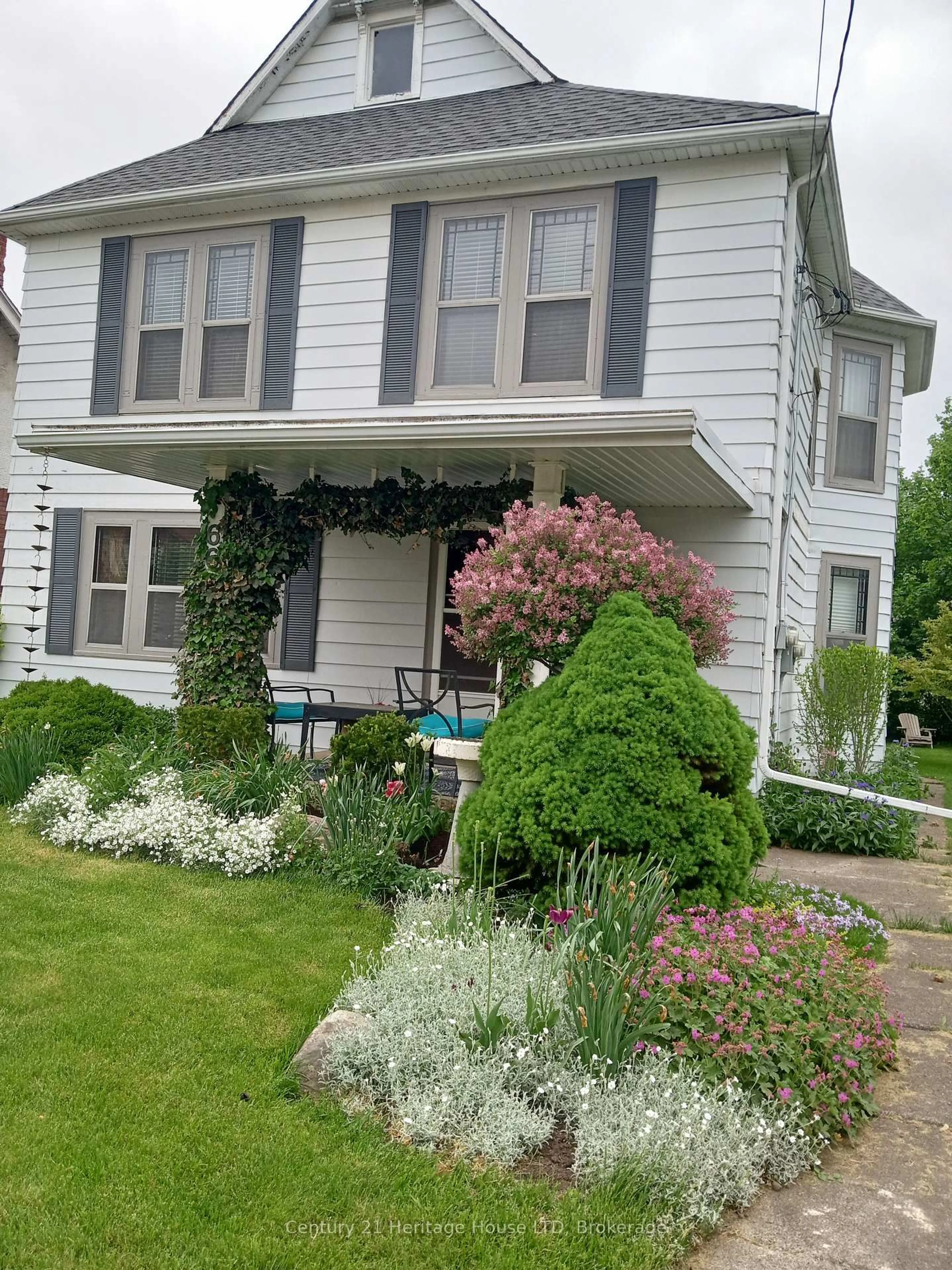 Home with vinyl exterior material, street for 66 Bald St, Welland Ontario L3C 5B9