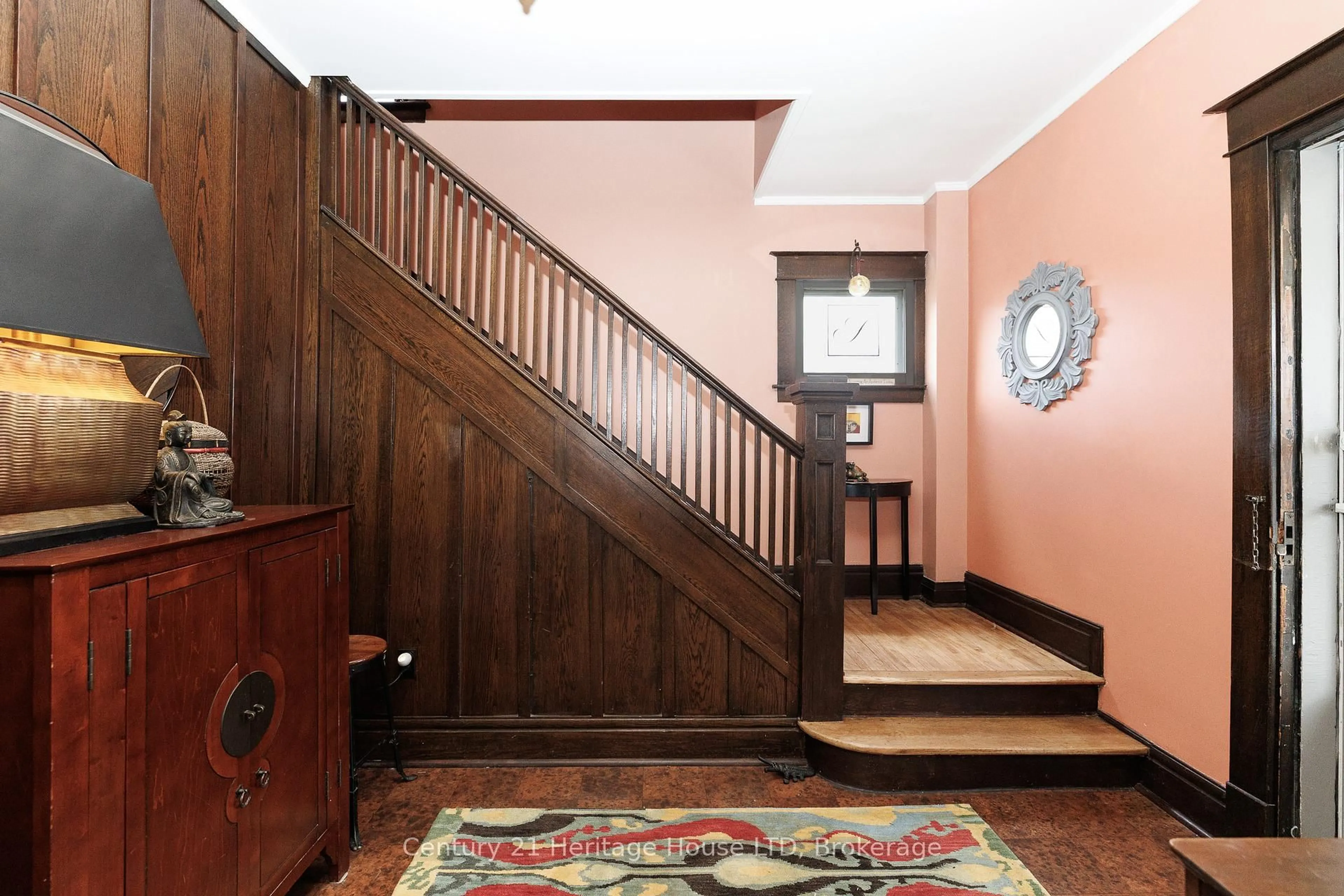 Indoor foyer for 66 Bald St, Welland Ontario L3C 5B9