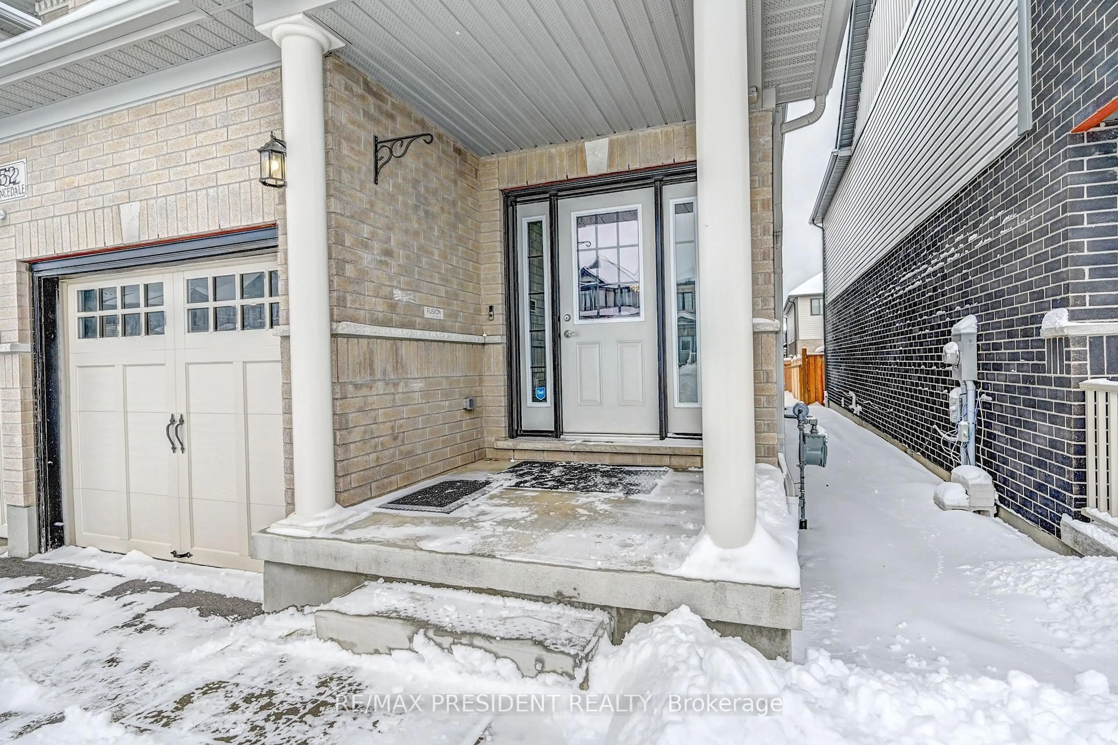 Indoor entryway for 552 Florencedale Cres, Kitchener Ontario N2R 0N3