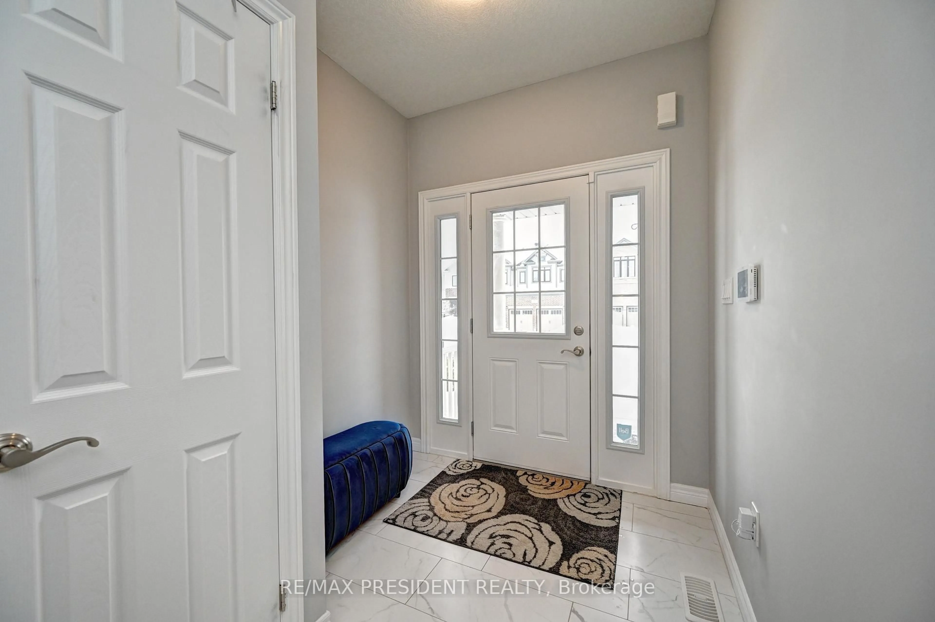 Indoor entryway for 552 Florencedale Cres, Kitchener Ontario N2R 0N3