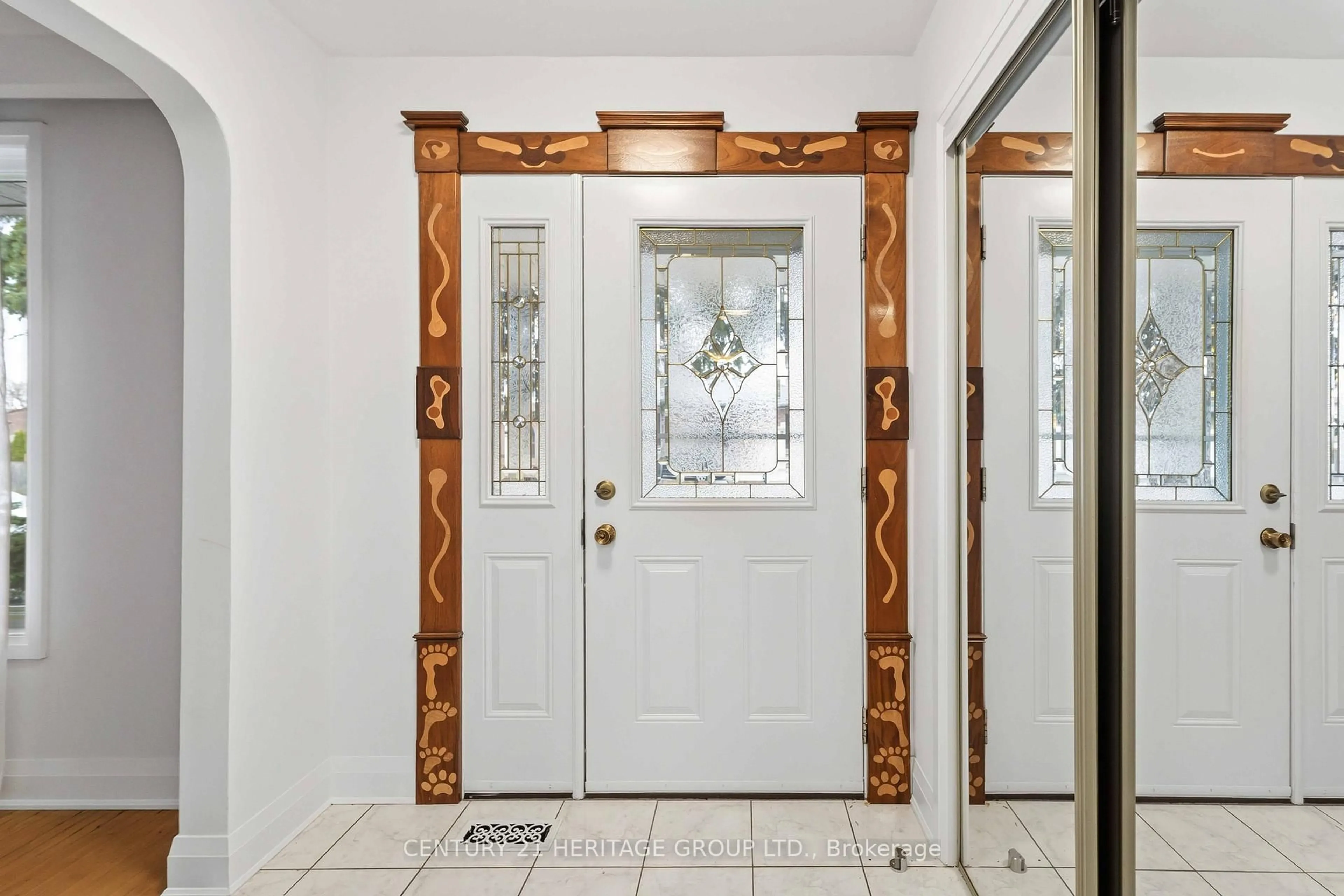 Indoor entryway for 12 Roland Rd, Hamilton Ontario L9B 1S6