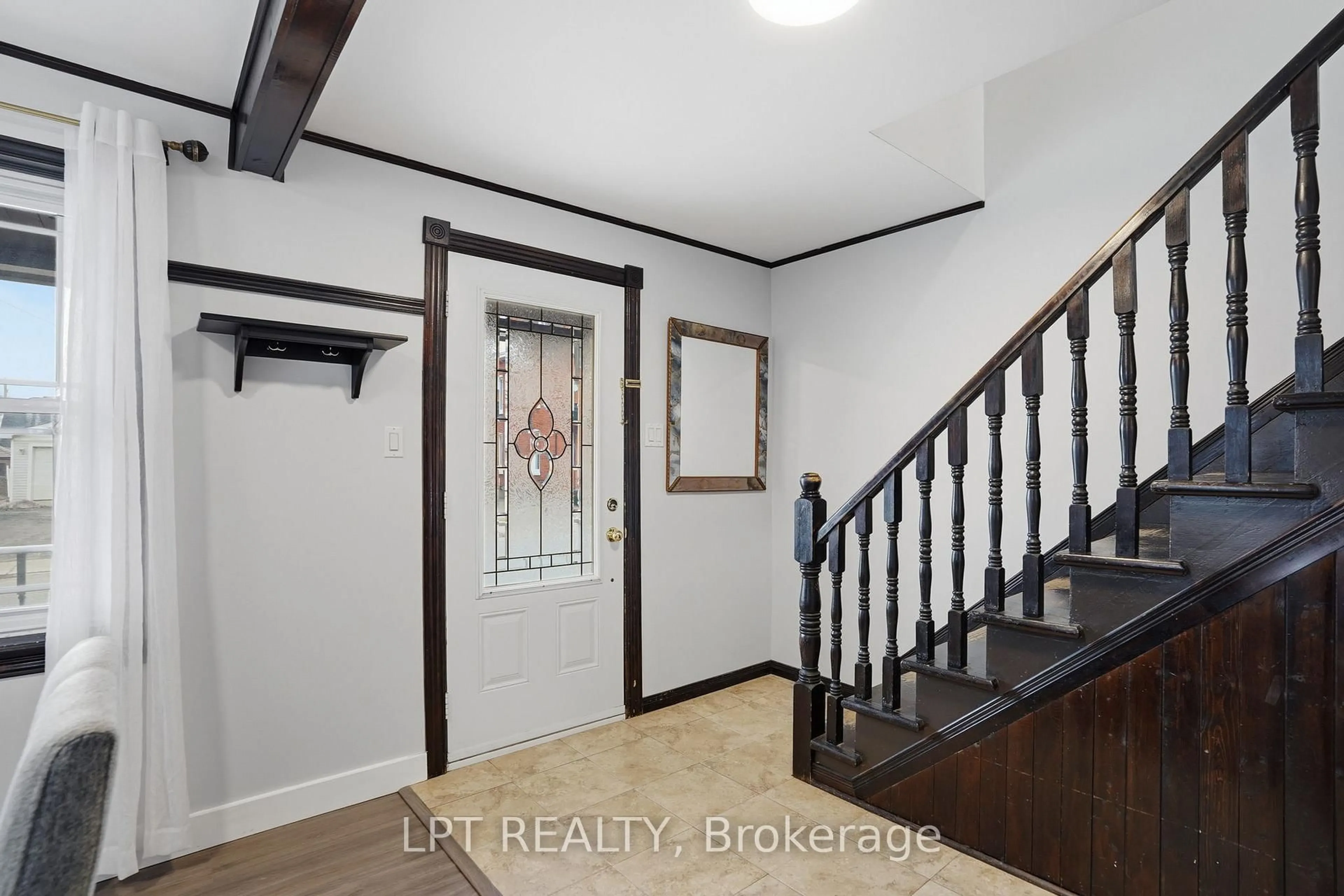 Indoor entryway for 46 Mill St, Champlain Ontario K0B 1R0