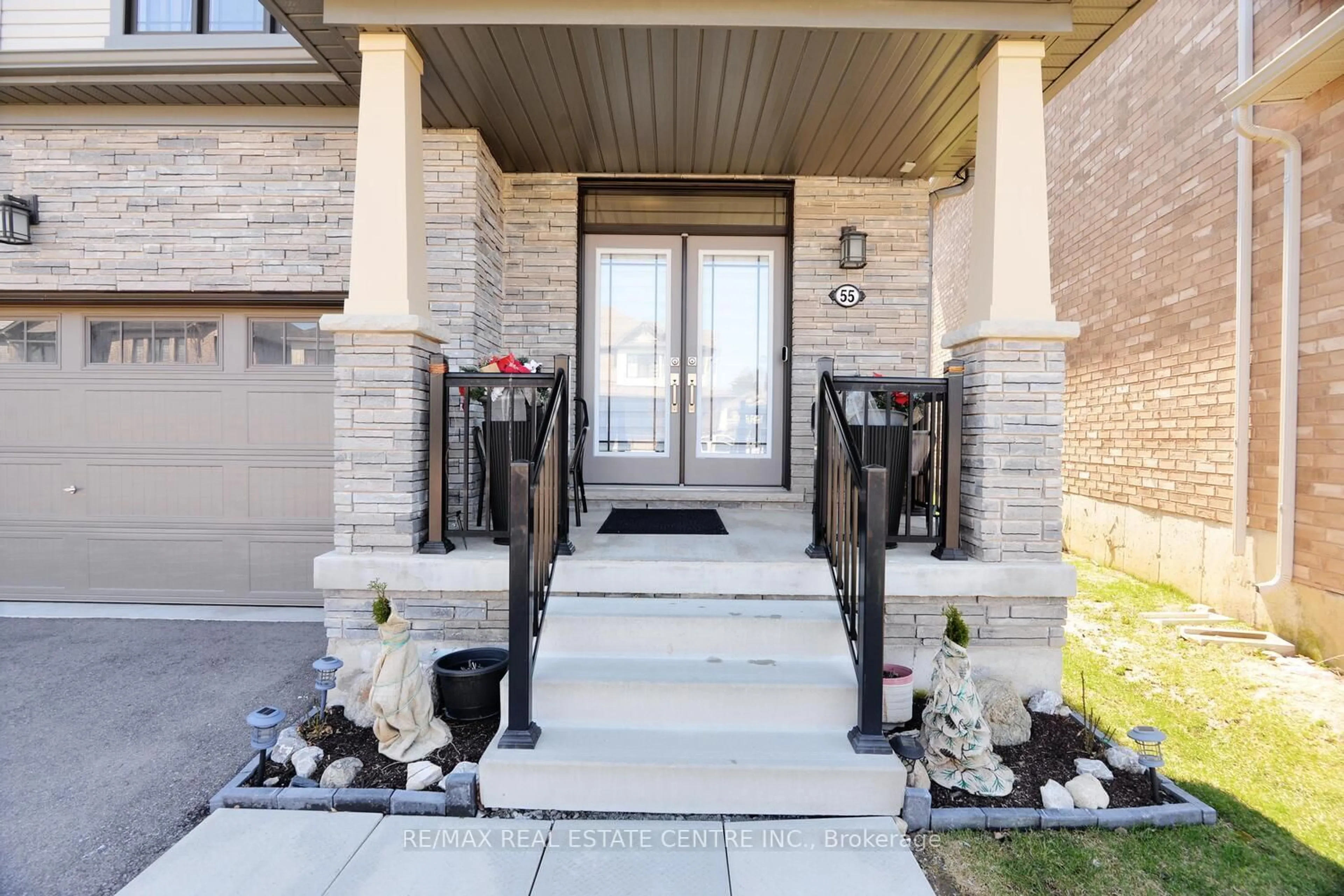 Indoor entryway for 55 Magdalena St, Hamilton Ontario L8J 0M3