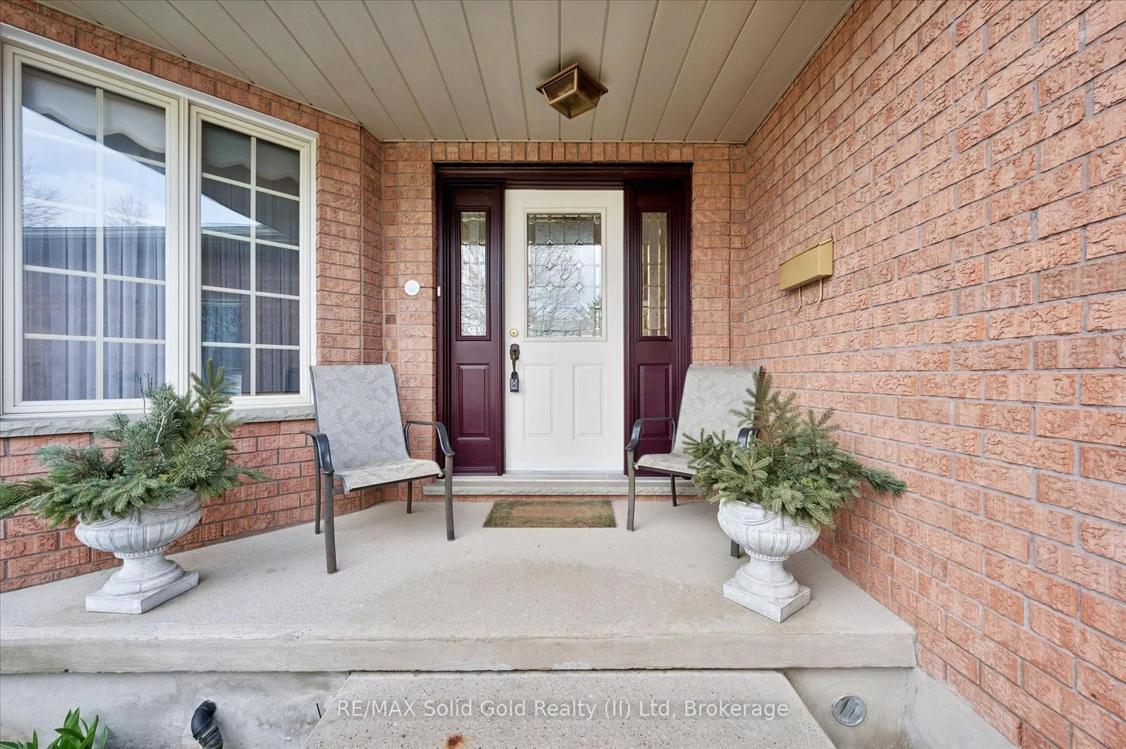 Indoor entryway for 605 Stonebury Cres, Waterloo Ontario N2K 3R2