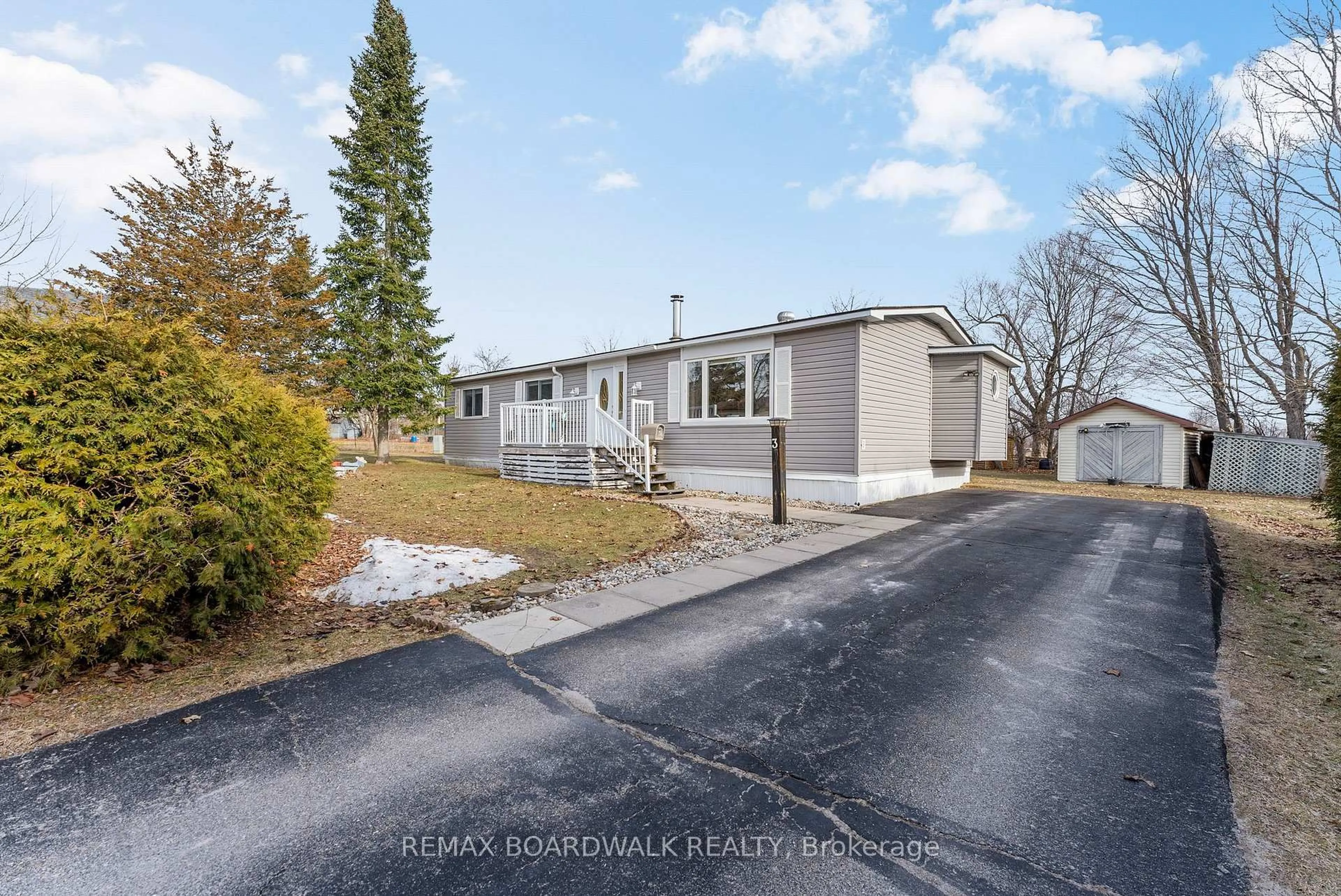 A pic from outside/outdoor area/front of a property/back of a property/a pic from drone, street for 3 Otterdale Cres, Rideau Lakes Ontario K7A 0J4