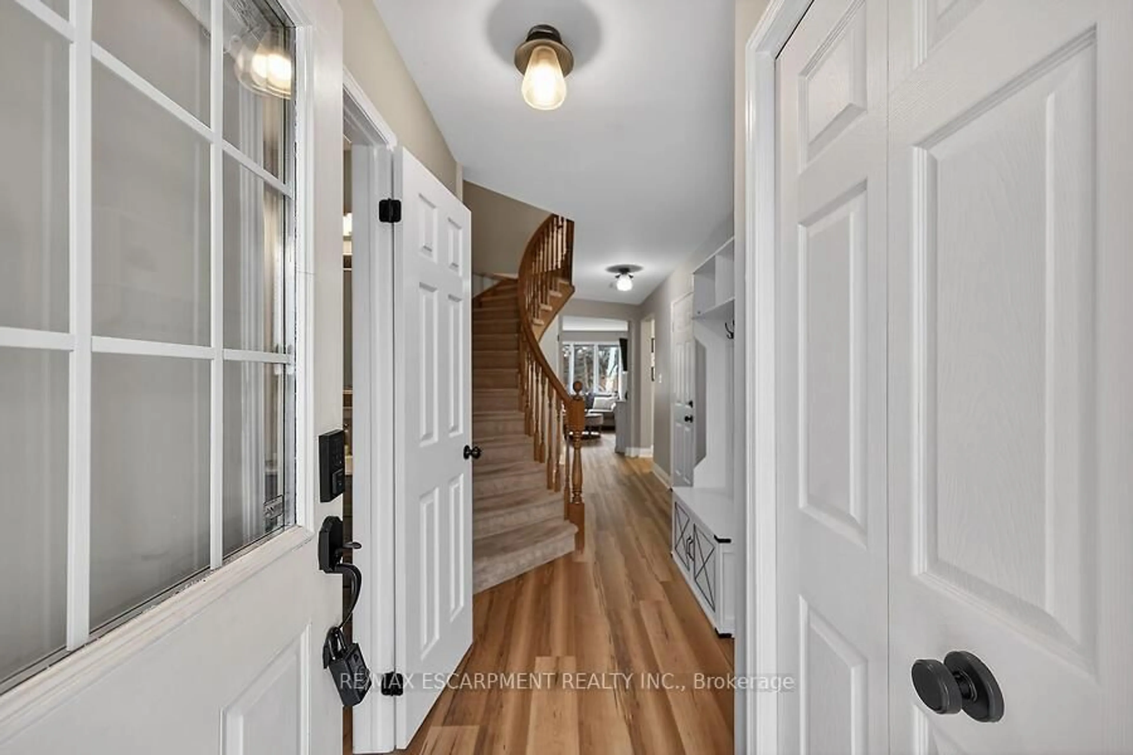 Indoor entryway for 53 PINEWOODS Dr, Hamilton Ontario L8L 2T6