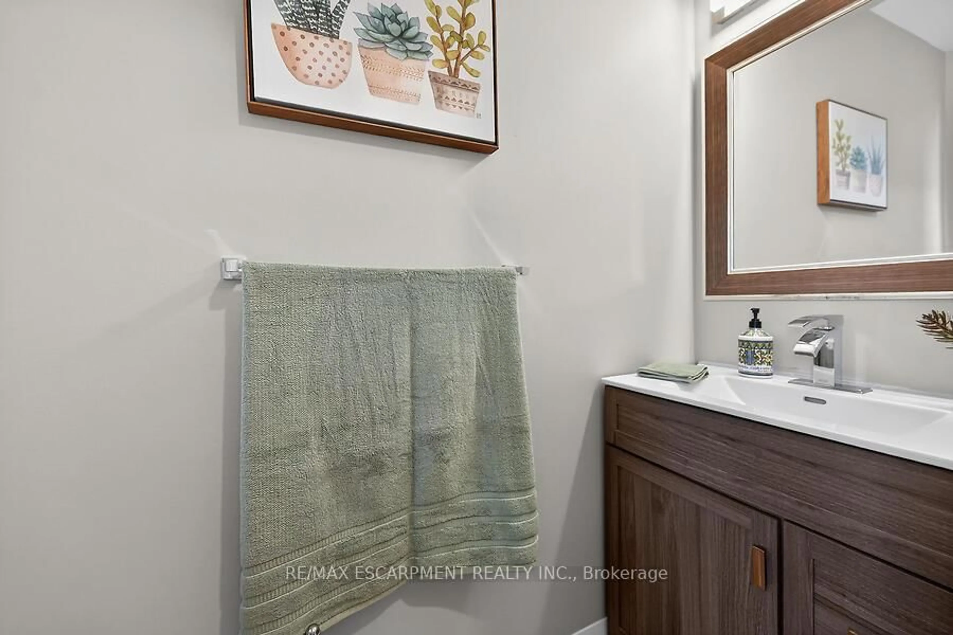 Standard bathroom, ceramic/tile floor for 53 PINEWOODS Dr, Hamilton Ontario L8L 2T6