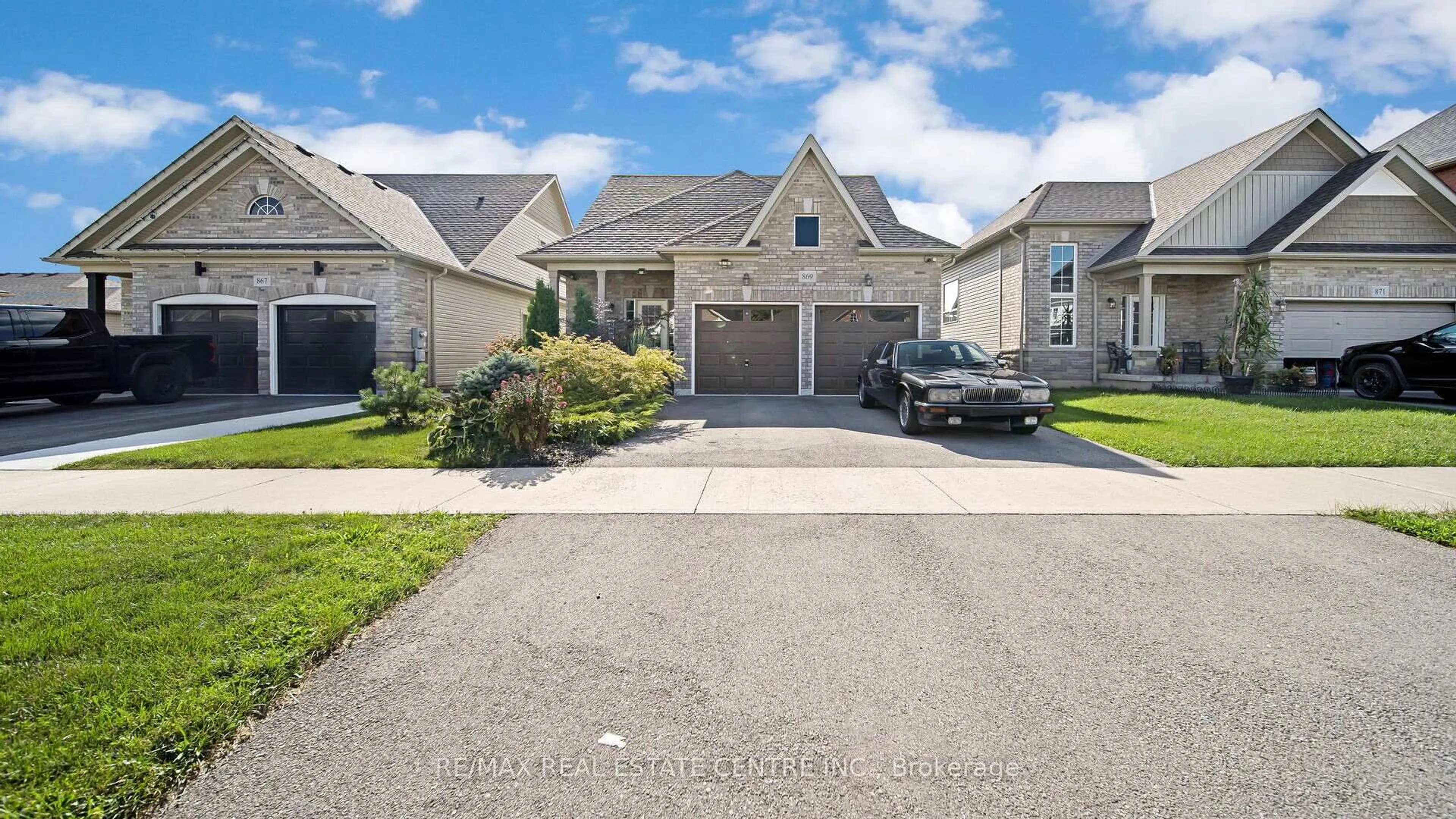 A pic from outside/outdoor area/front of a property/back of a property/a pic from drone, street for 869 BURWELL St, Fort Erie Ontario L2A 0E3