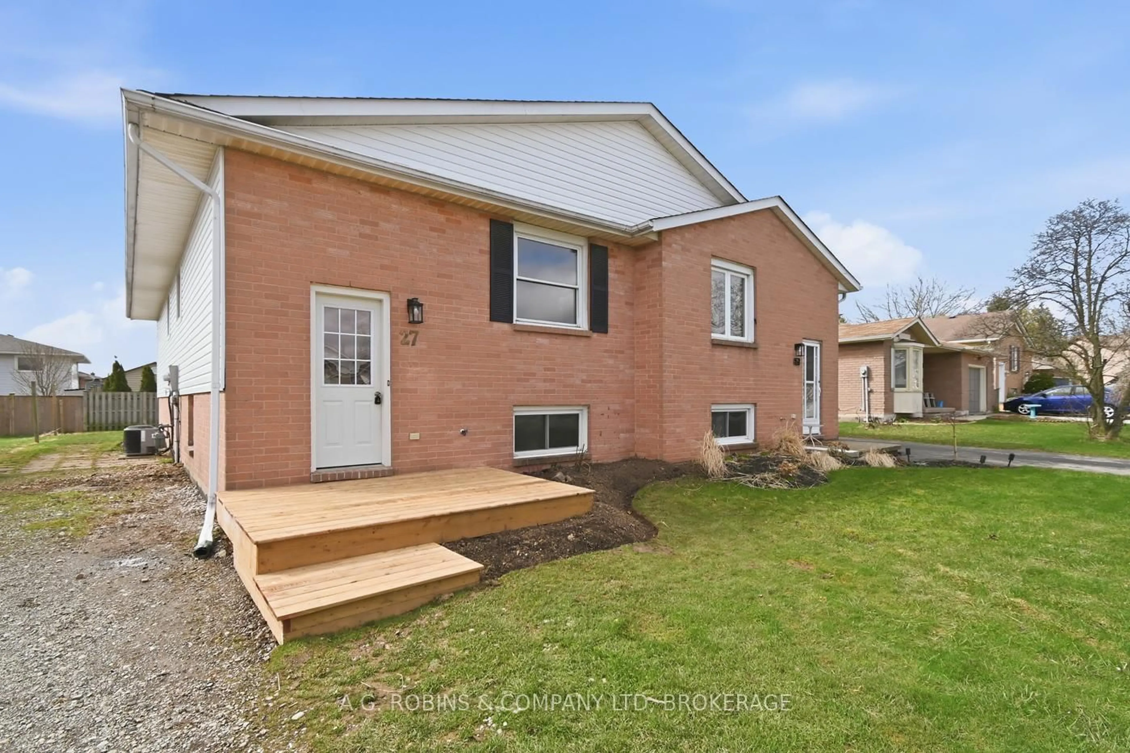 Home with brick exterior material, street for 27 Briarsdale Cres, Welland Ontario L3C 6R8
