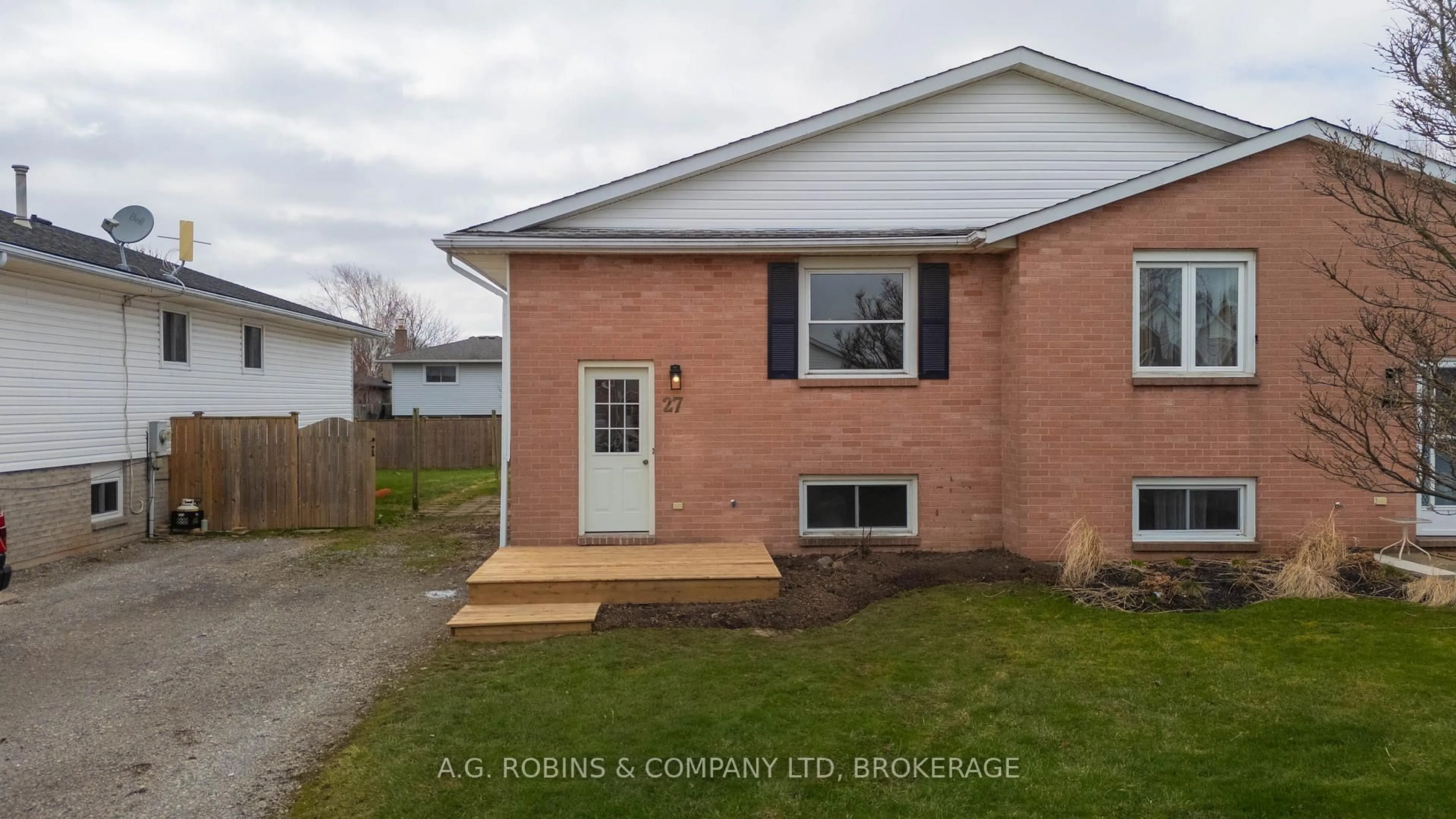 Home with brick exterior material, building for 27 Briarsdale Cres, Welland Ontario L3C 6R8