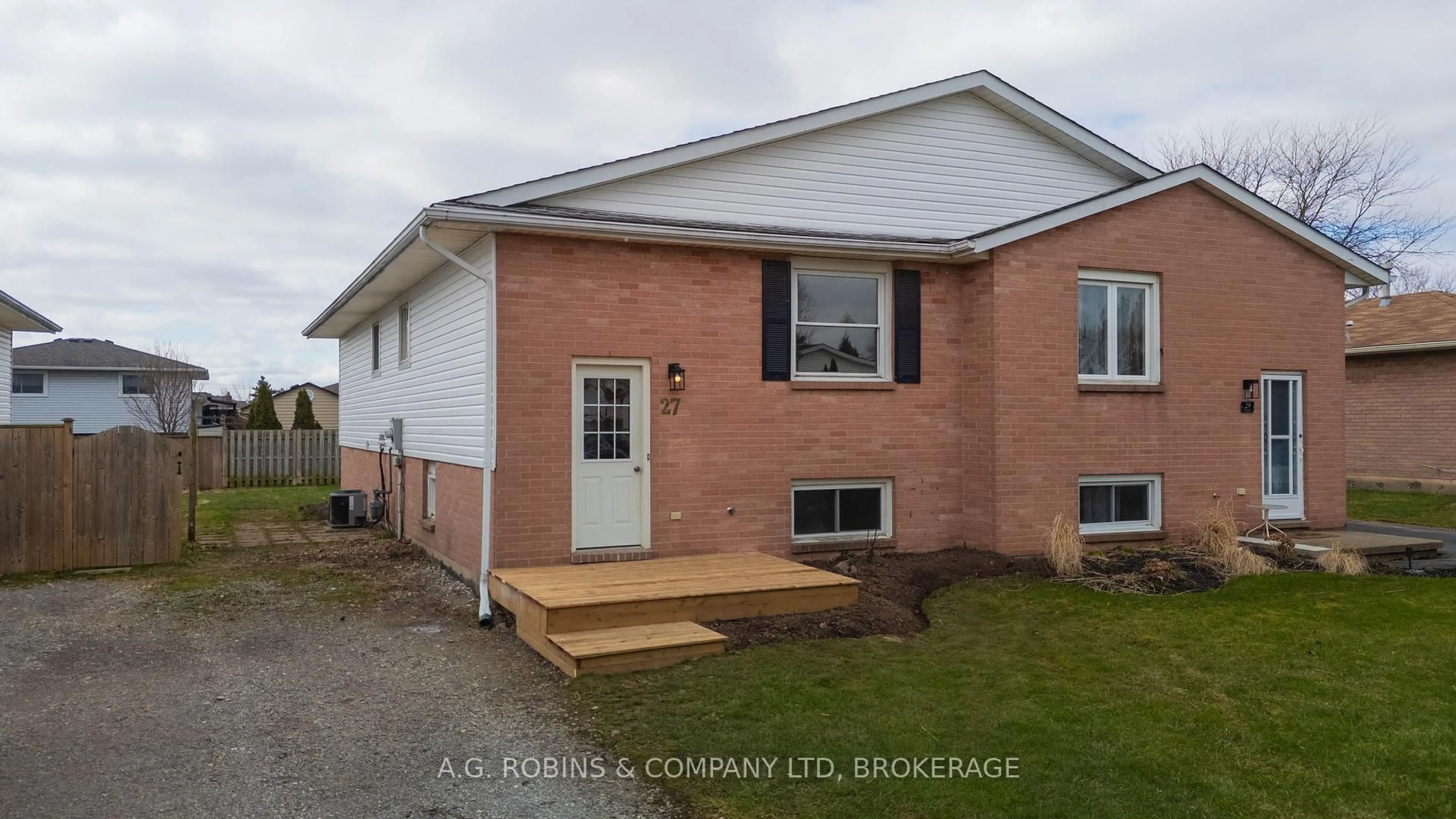 Home with brick exterior material, building for 27 Briarsdale Cres, Welland Ontario L3C 6R8