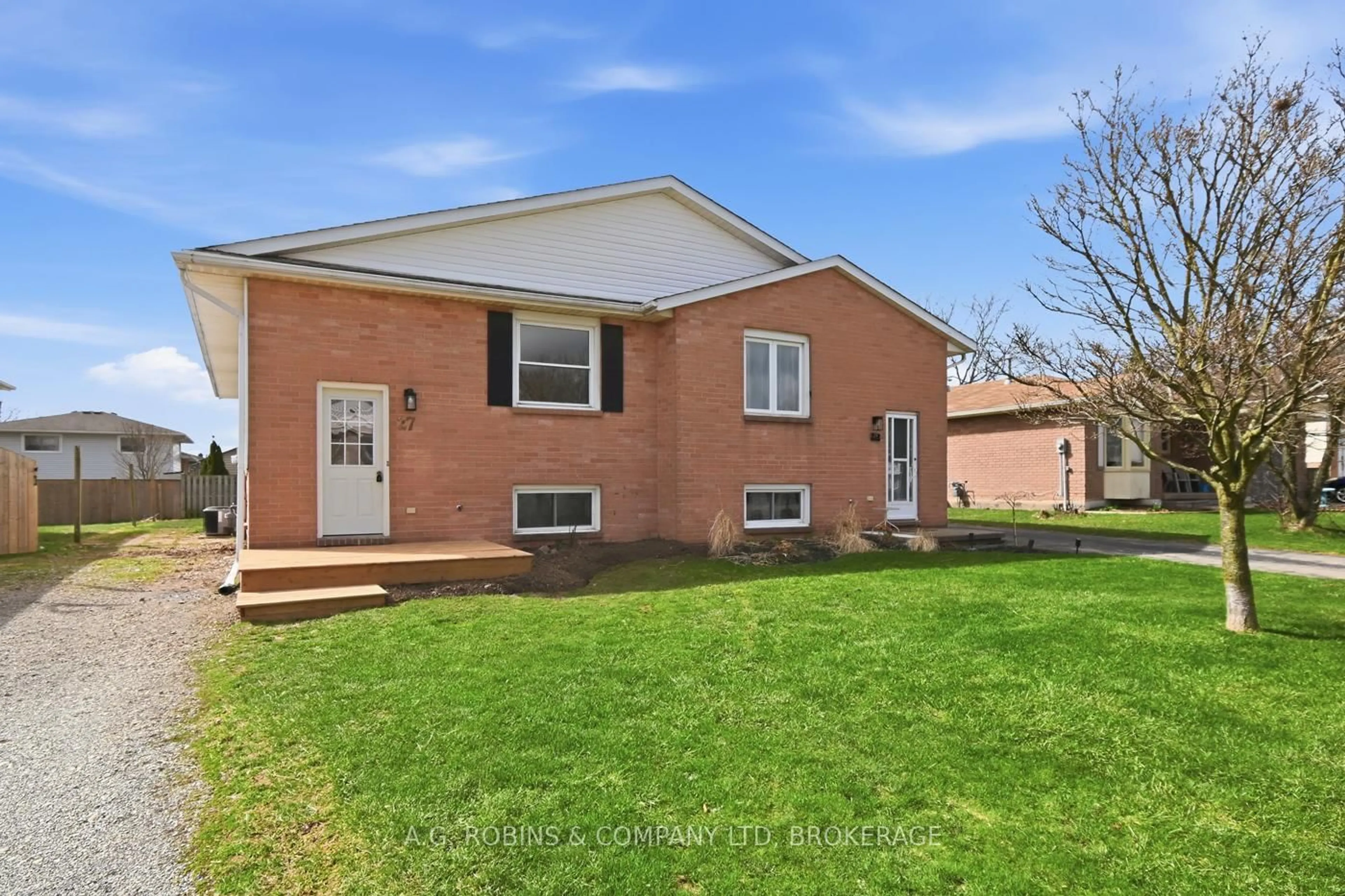 Home with brick exterior material, street for 27 Briarsdale Cres, Welland Ontario L3C 6R8