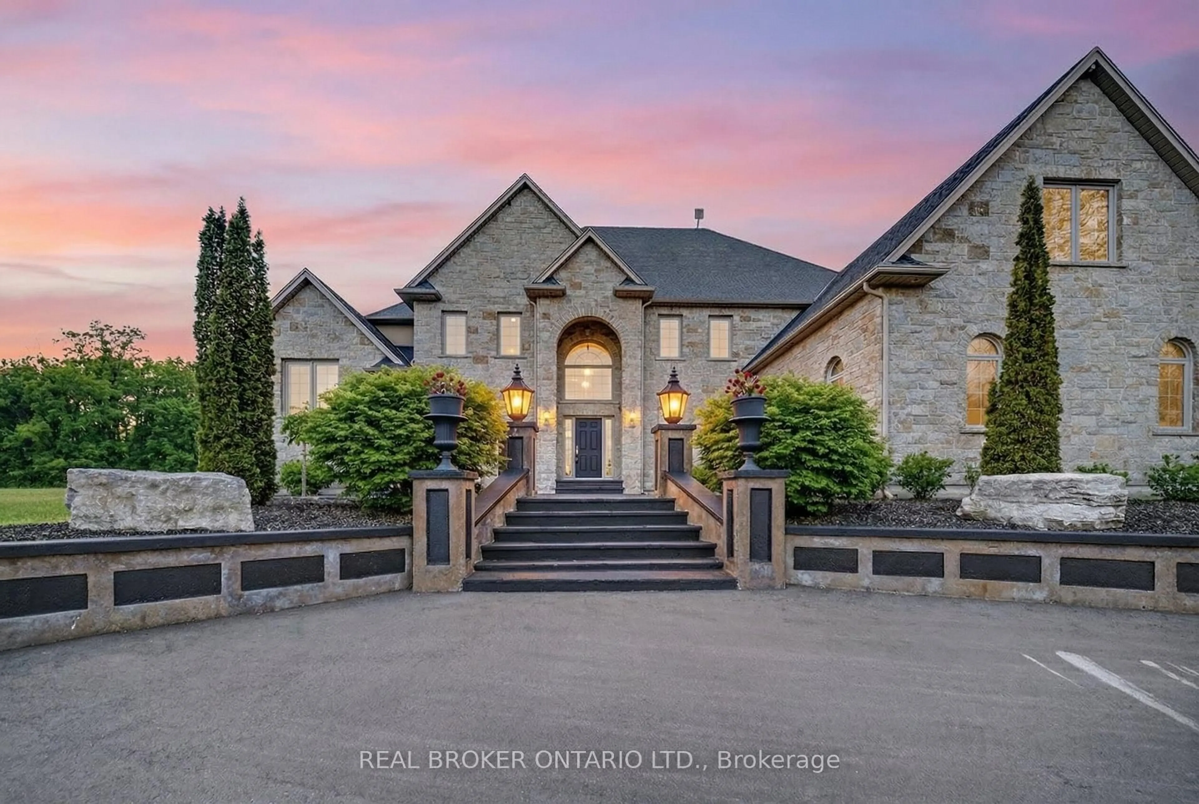 Indoor foyer for 2600 Maple St, Pelham Ontario L0S 1C0