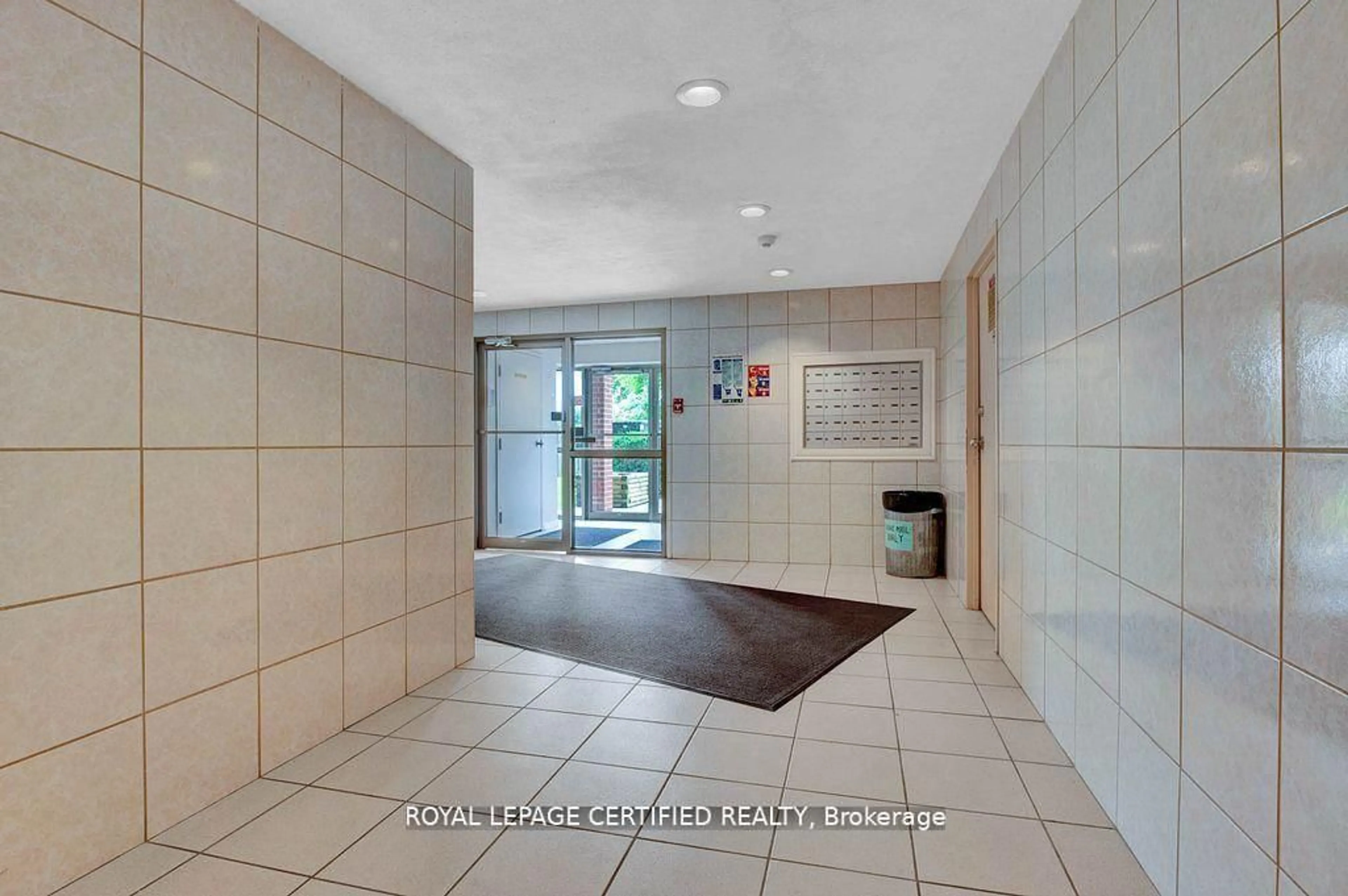 Indoor foyer for 626 FIRST St #301, London East Ontario N5V 2A2