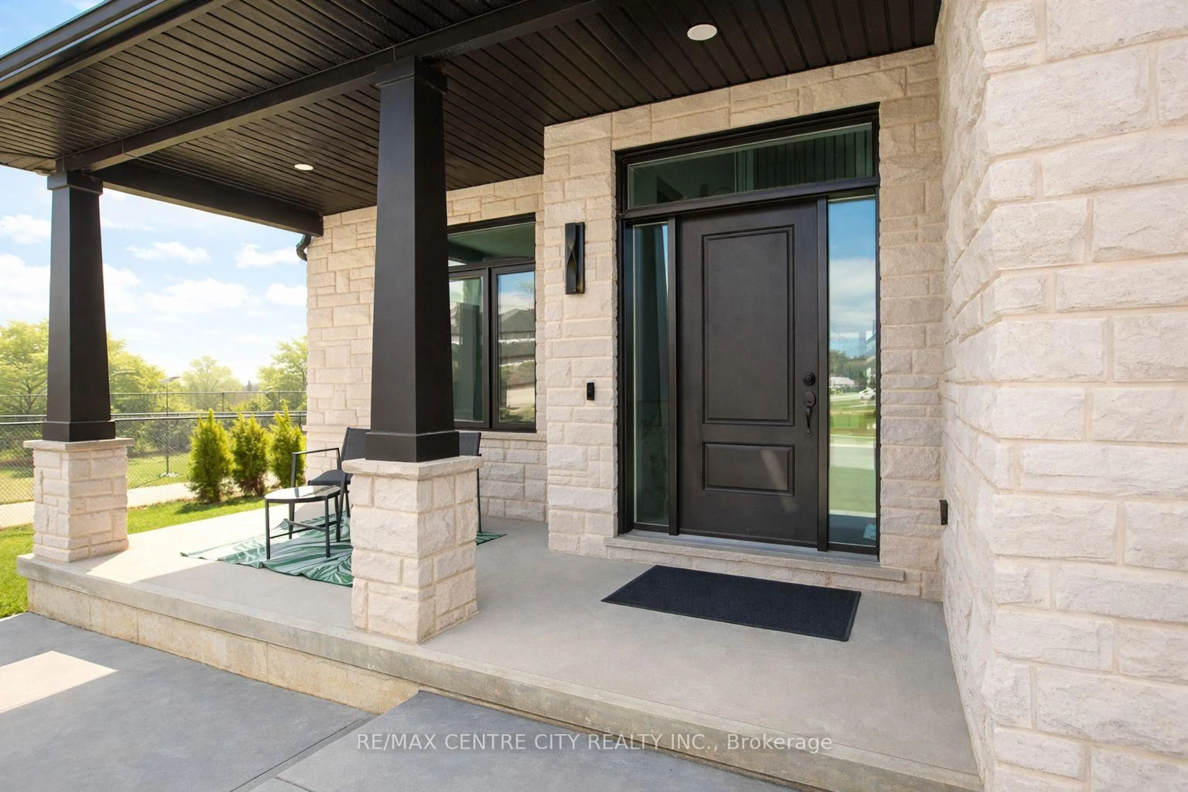 Indoor entryway for 211 Foxborough Pl, Thames Centre Ontario N0M 2P0